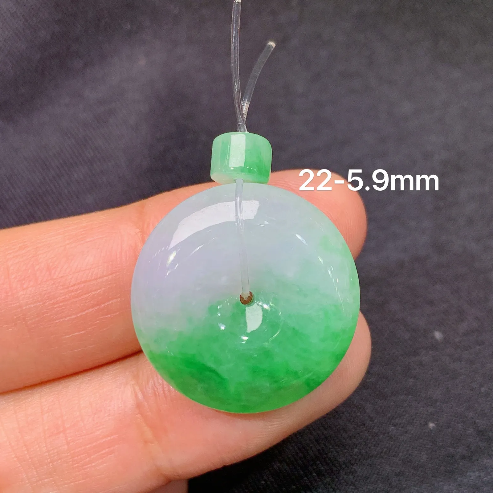 飘绿平安扣吊坠 搭配小绿路路通  色泽清新 尺寸22*22*5.9