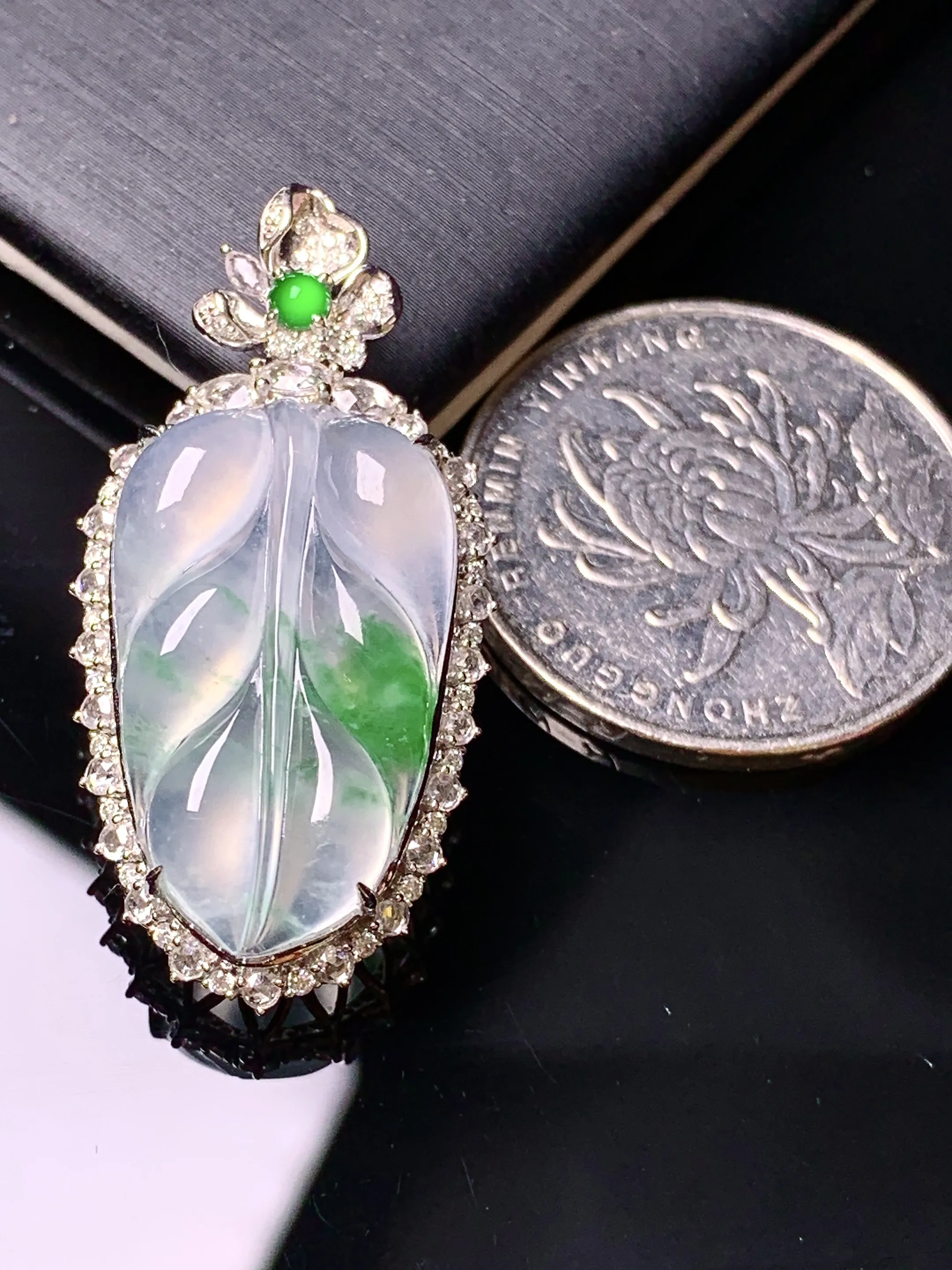 18k金钻镶嵌冰种飘绿树叶吊坠 玉质细腻 色泽清新艳丽 整体尺寸35.6*18*9.6