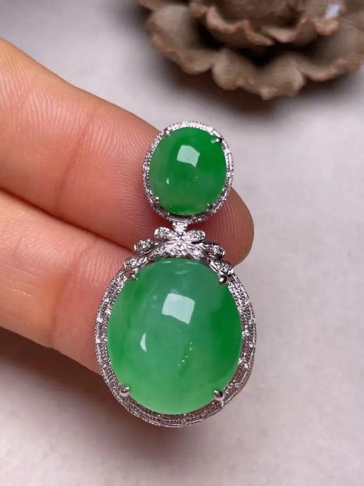 冰种阳绿蛋面吊坠、真金真钻镶嵌，种水好，玉质细腻 .裸石尺寸 17.2*14.3.