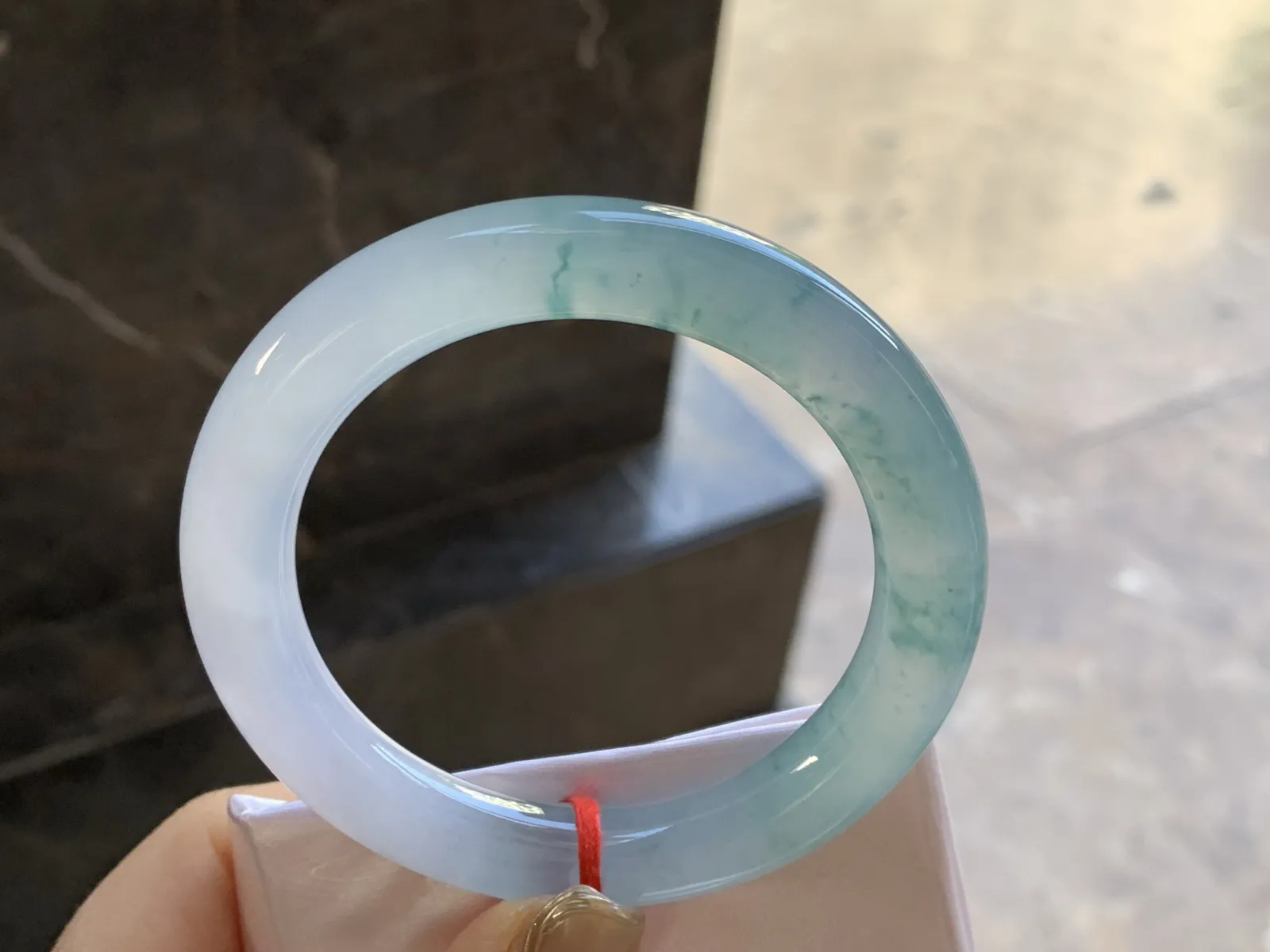 冰种飘乎了圆条手镯
尺寸：55.2-9.8-10mm
冰味十足 飘花浓郁