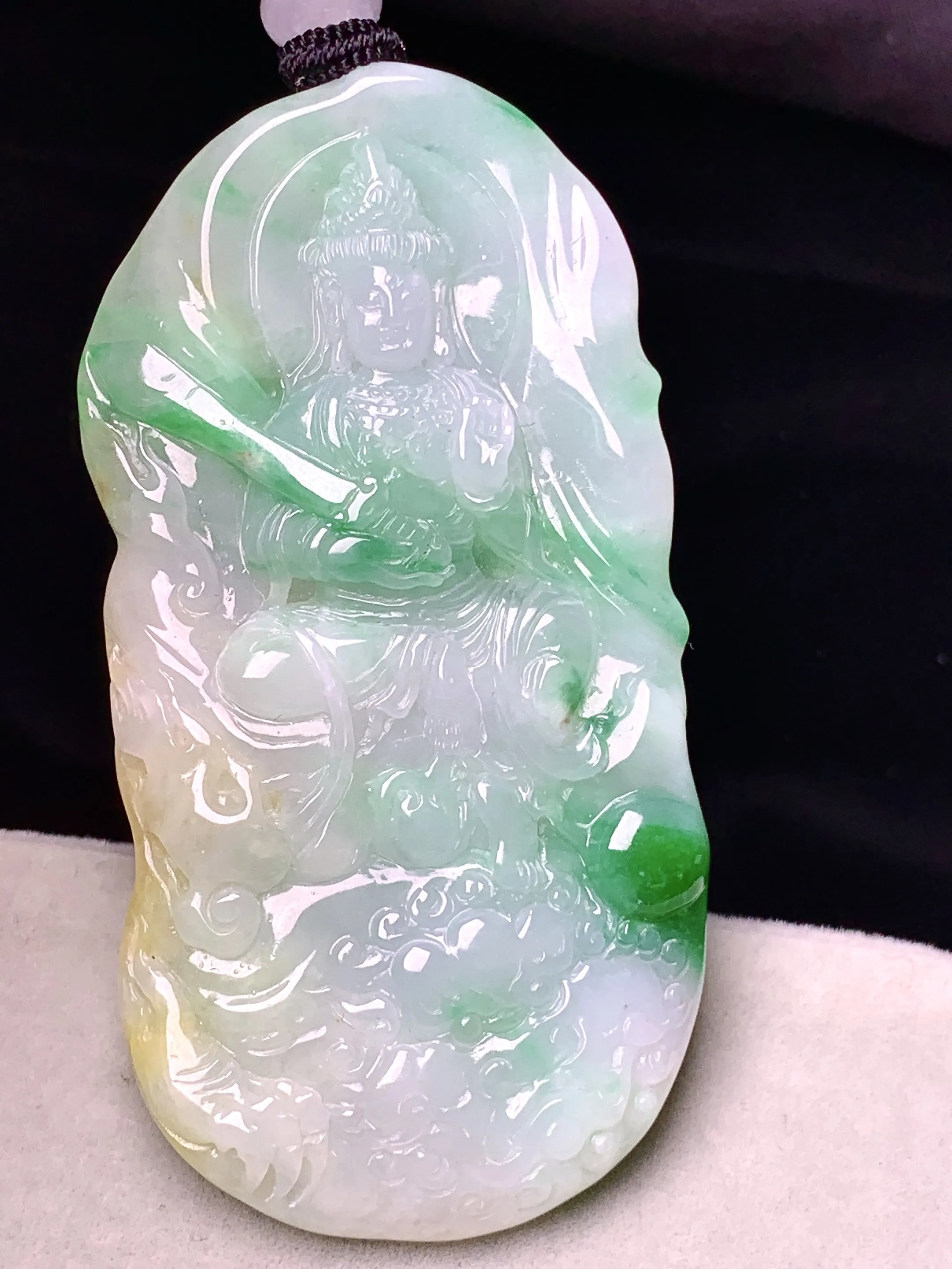 飘黄翡文殊观音菩萨吊坠 玉质细腻 色泽清新艳丽 整体尺寸62.3*31.6*8.2