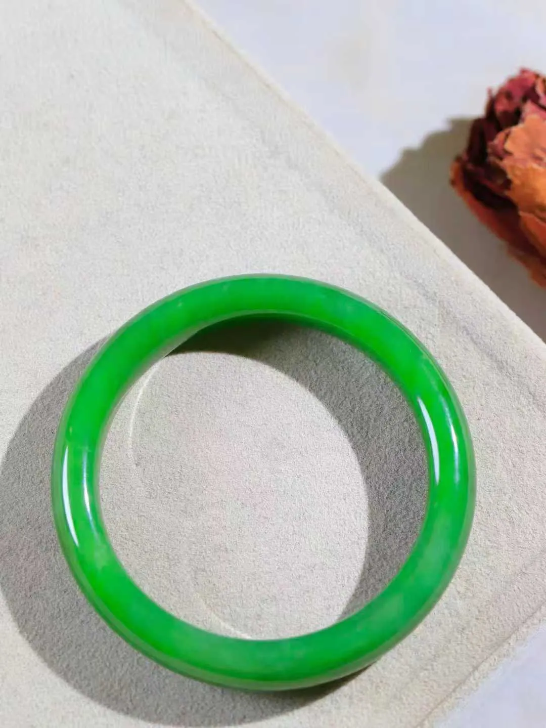 【碧波流转·手镯】

精品和田玉碧玉手镯，玉质细腻温润，手感舒适，️线条流畅，简约大气，美自天成，佩戴于腕间，婉约之美，举手投足间透出那份低调奢华，醉人心扉。
重38.6克 内径圈口52mm尺寸10.7-7.5mm  FDA-13151208