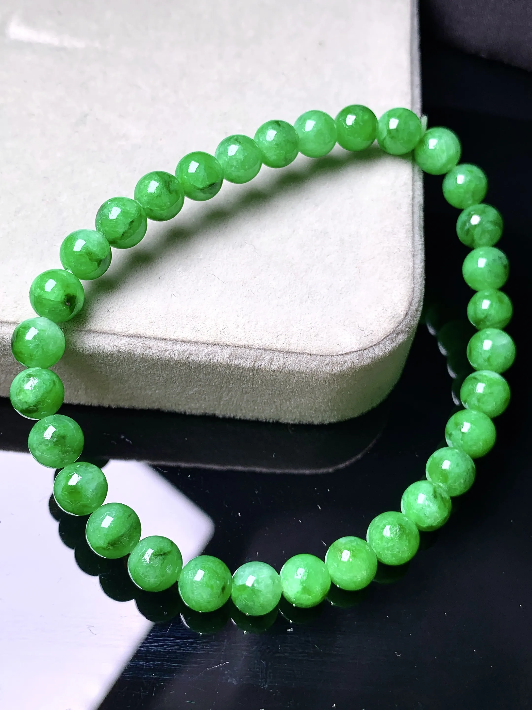 翠绿圆珠手链 玉质细腻 色泽清新艳丽 整体尺寸6