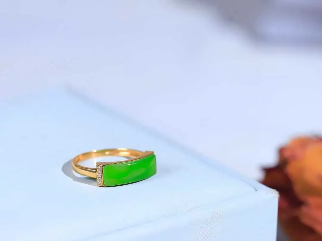 【金镶玉.戒指】

精品和田玉碧玉18k金镶嵌戒指 玉质细腻温润 油性十足 ，不论时光如何流转变化，