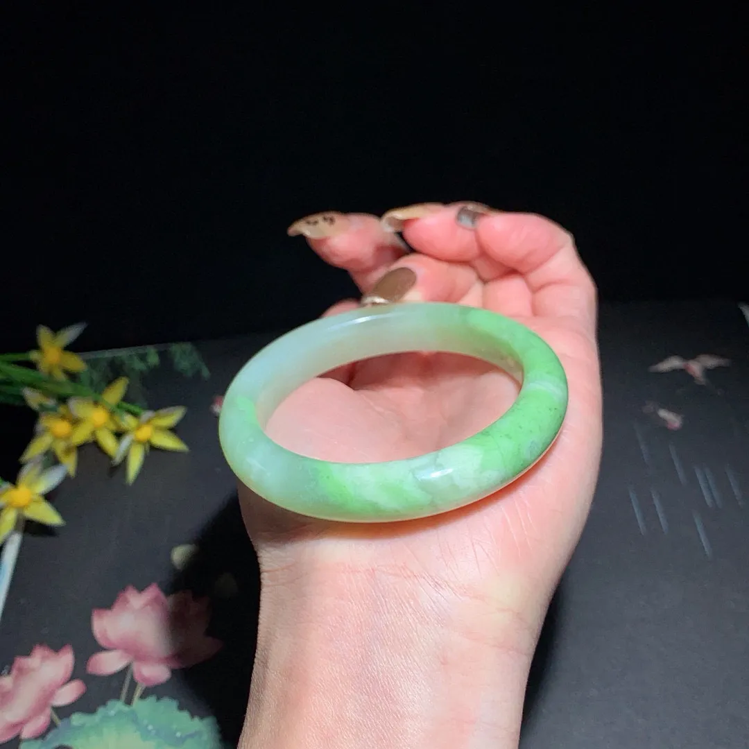 和田玉52.5圈口翠青手镯！玉质细腻油润 底色纯净 无裂无黑 脂粉好，品质高