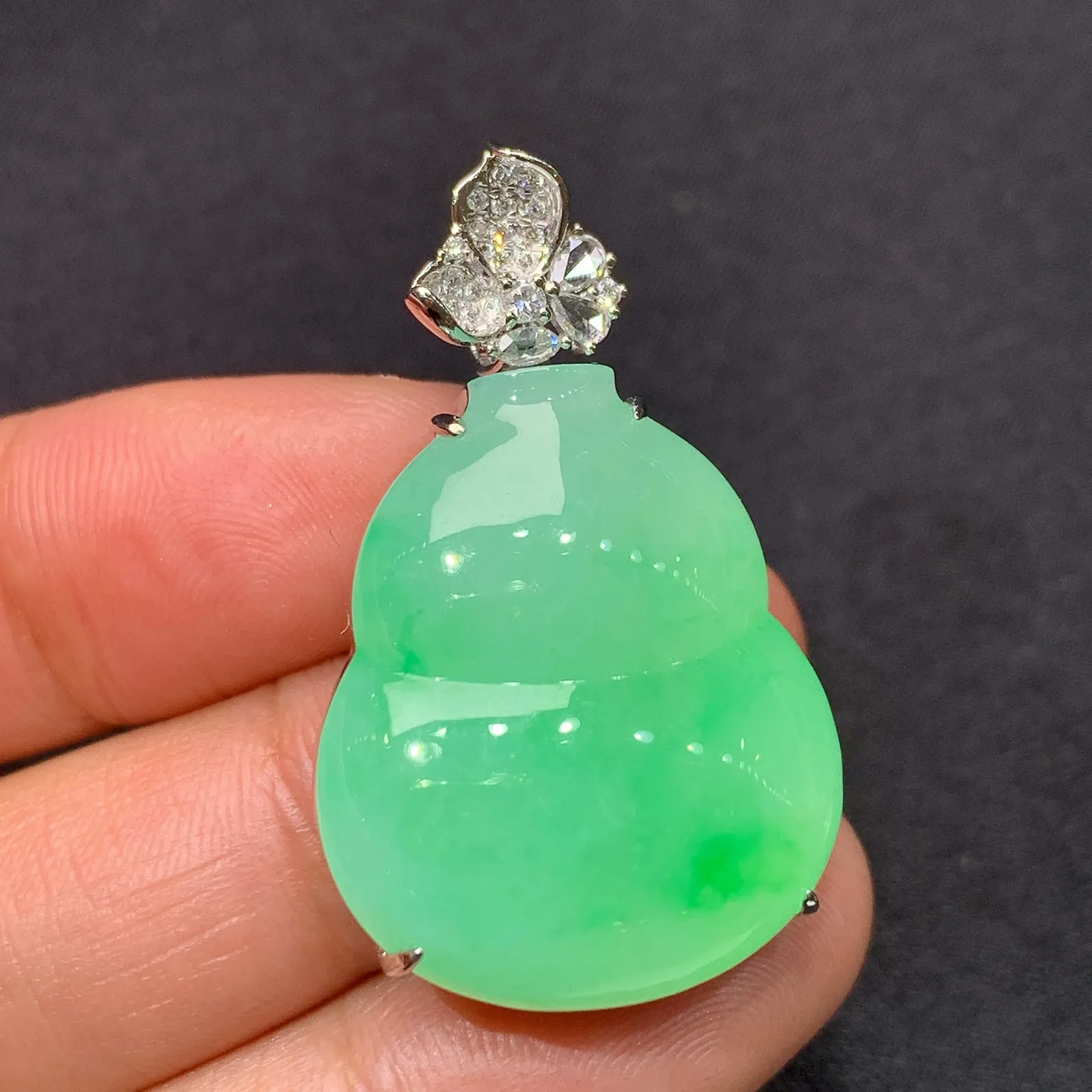 果绿葫芦吊坠，18k金镶嵌，冰润色阳，玉质细腻，种水足，Xj 尺寸34.7*21.2*10.5