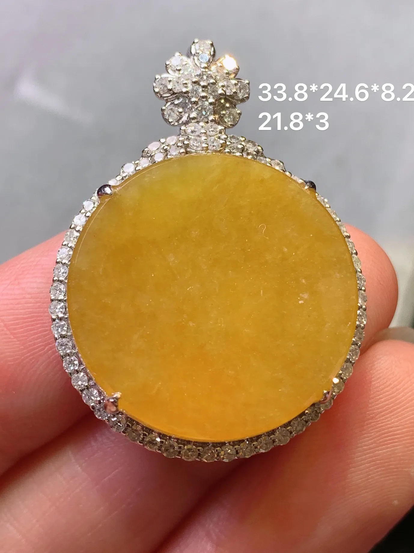 18k金钻镶嵌黄翡圆牌吊坠 玉质细腻 色泽清新艳丽 整体尺寸33.8*24.6*8.2