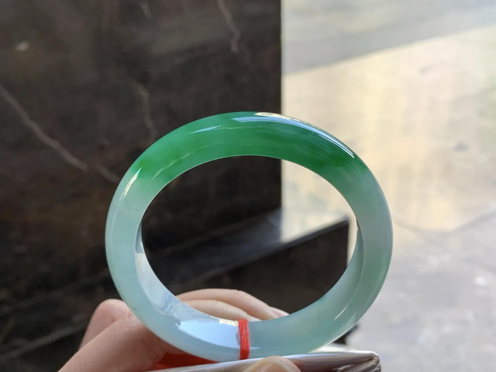 辣绿色手镯
尺寸：58.5-14-9mm
底子细腻 大圈口 一段绿色浓郁