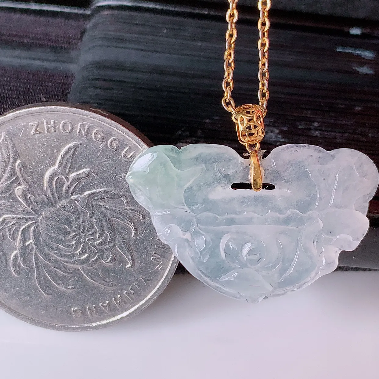 18k金镶嵌冰种翡翠花开富贵吊坠，款式新颖，佩戴效果时尚出众，尽显气质，水润精细，美感十足。#1.16