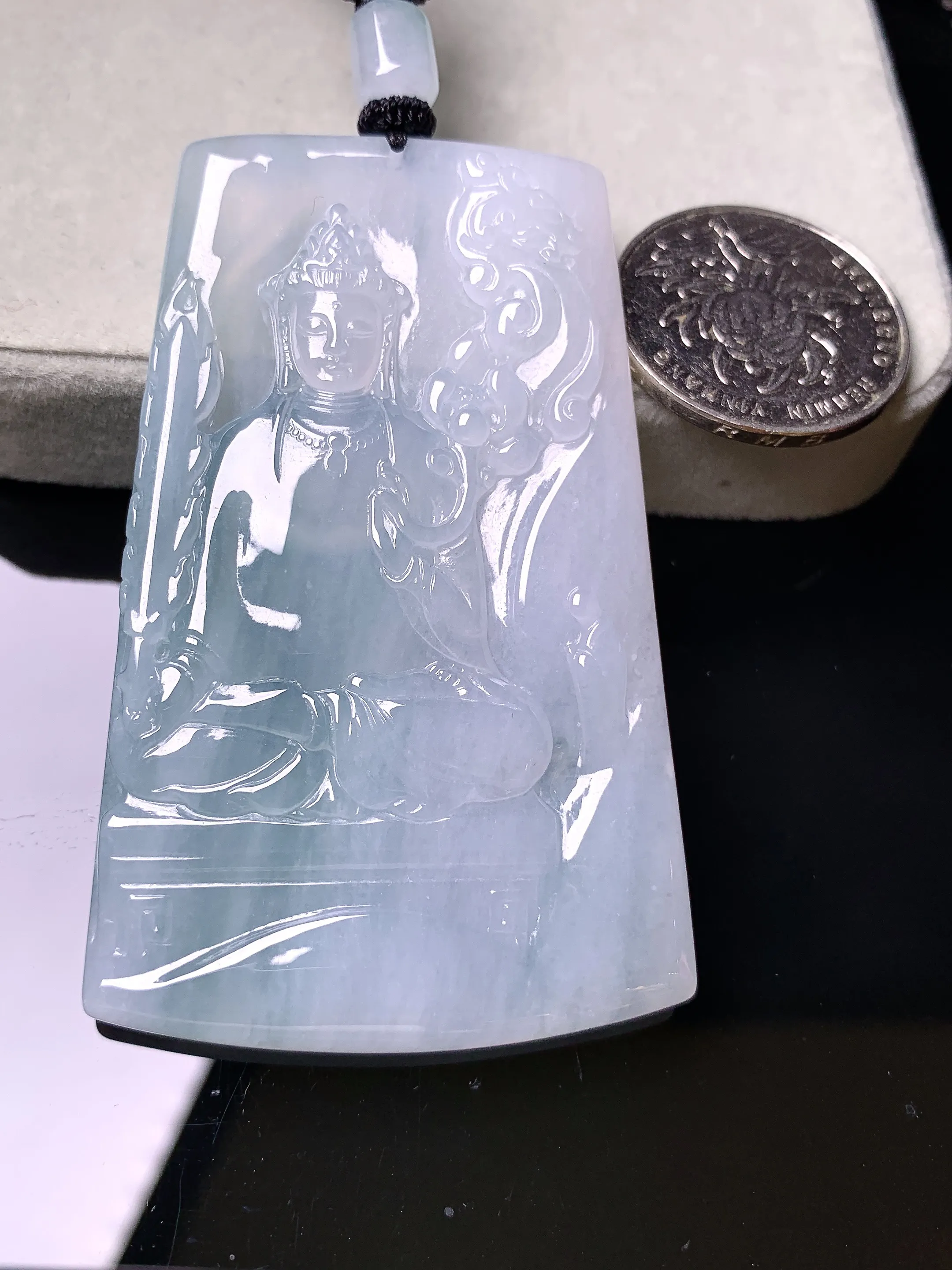 飘绿观音菩萨吊坠 玉质细腻 色泽清新艳丽 整体尺寸68*42.5*6.2