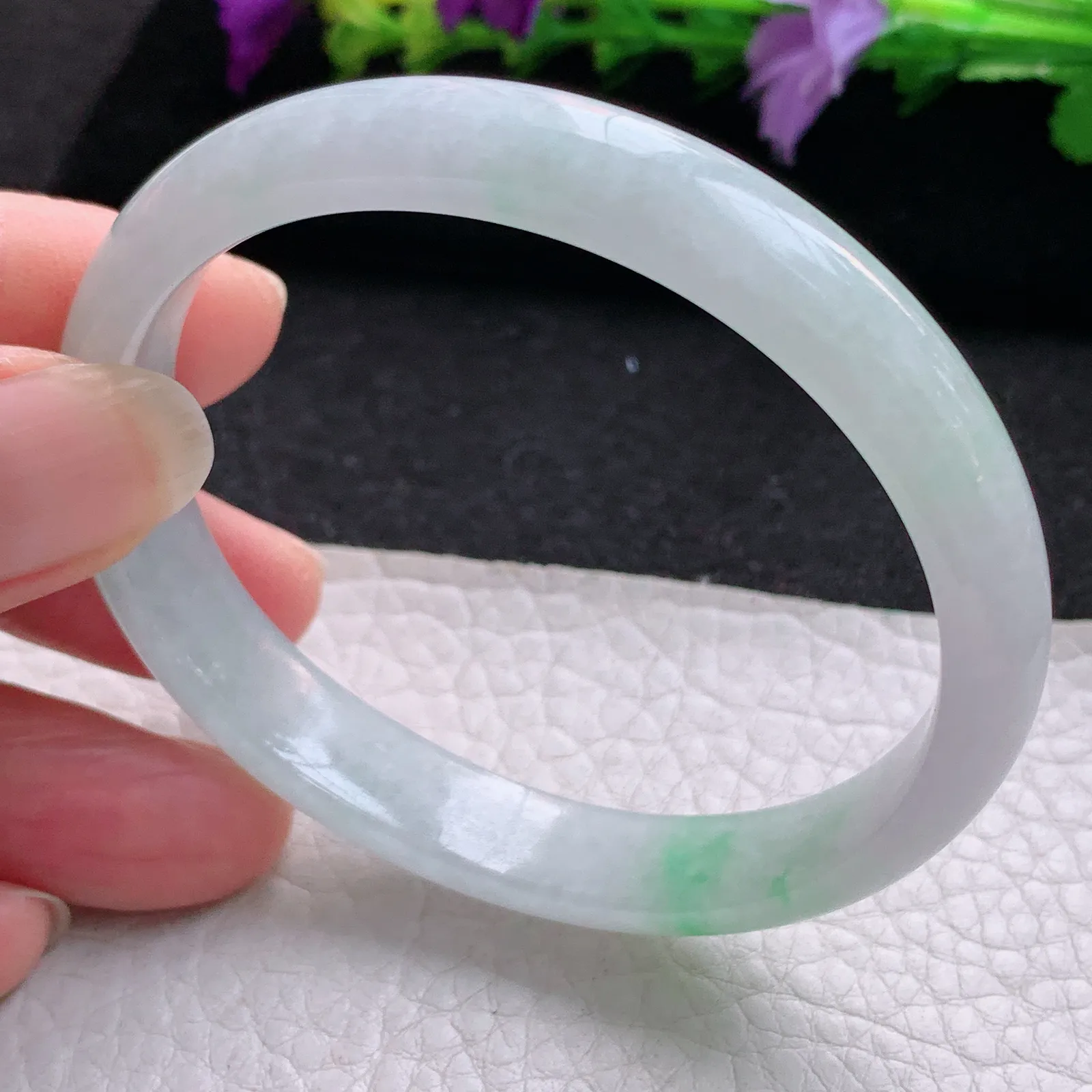 js实拍56*51*10.5*6贵妃镯 天然缅甸翡翠秀气飘绿椭形宽边玉手镯 玉手环