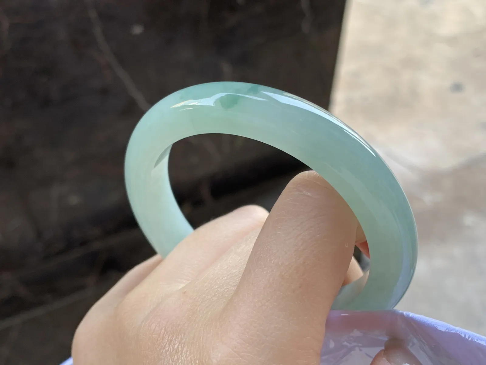 飘花手镯
尺寸：56.2-10.8-8.9
底子细腻干净～