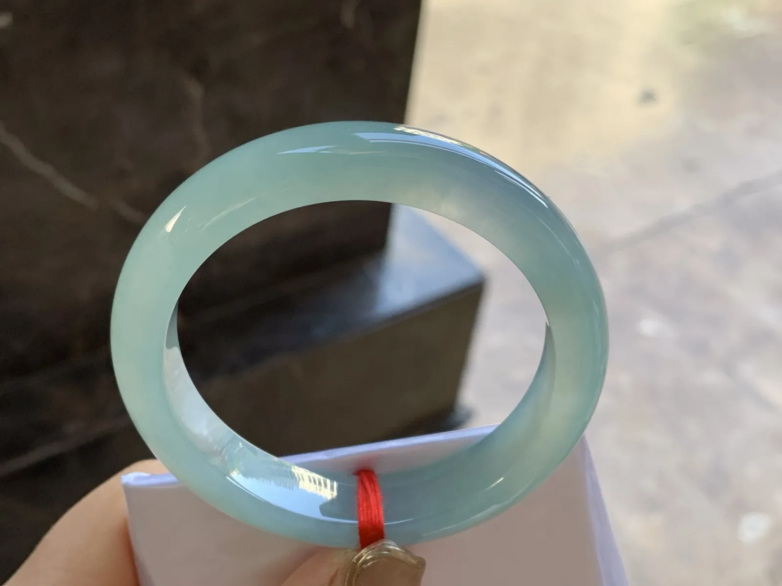 冰种晴绿手镯
尺寸：54.6-12.4-8.2mm
种老肉细 底色浓郁漂亮