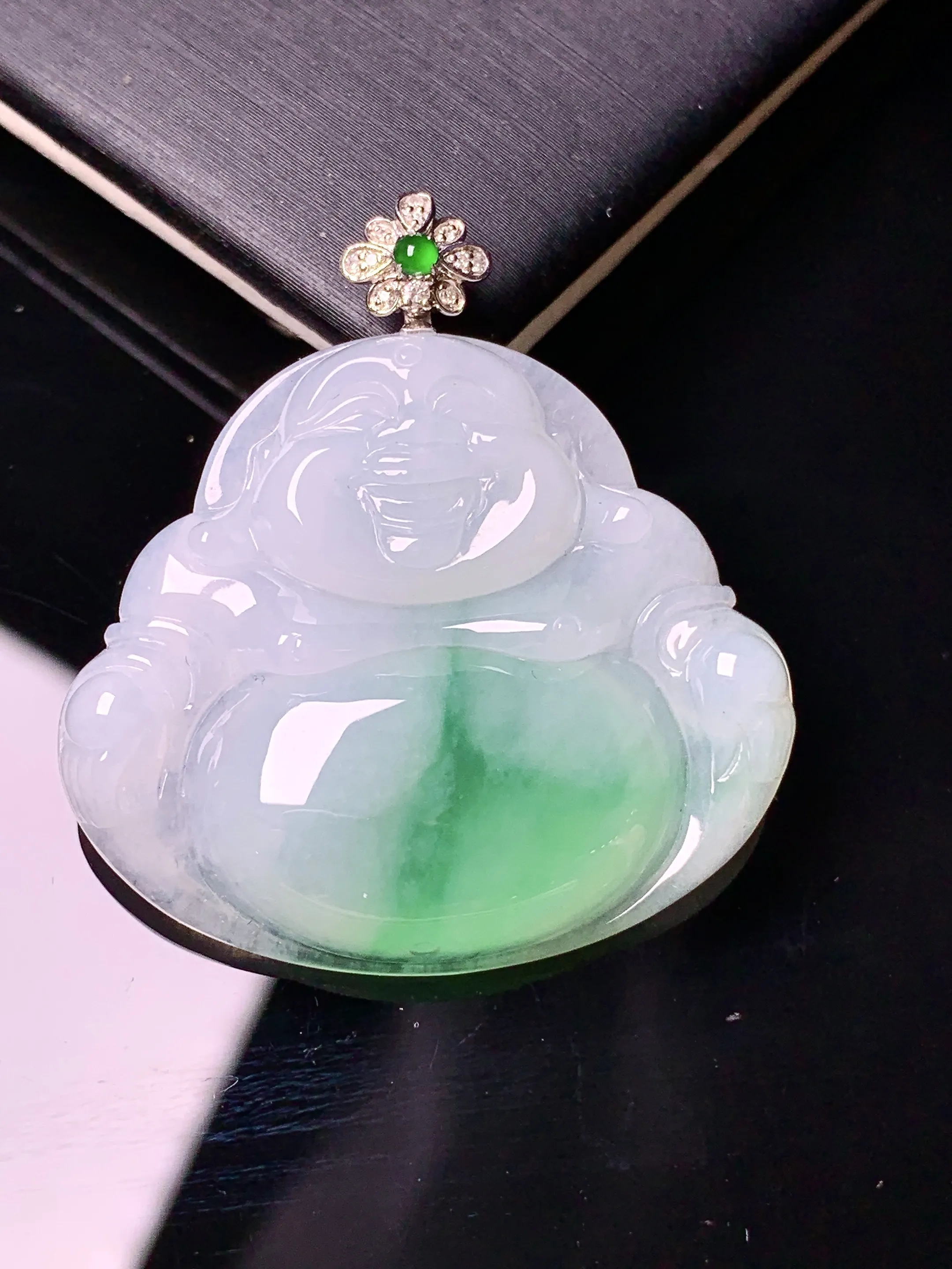 18k金钻镶嵌冰种飘绿佛公吊坠 玉质细腻 色泽清新艳丽 整体尺寸36.8*34*5.8