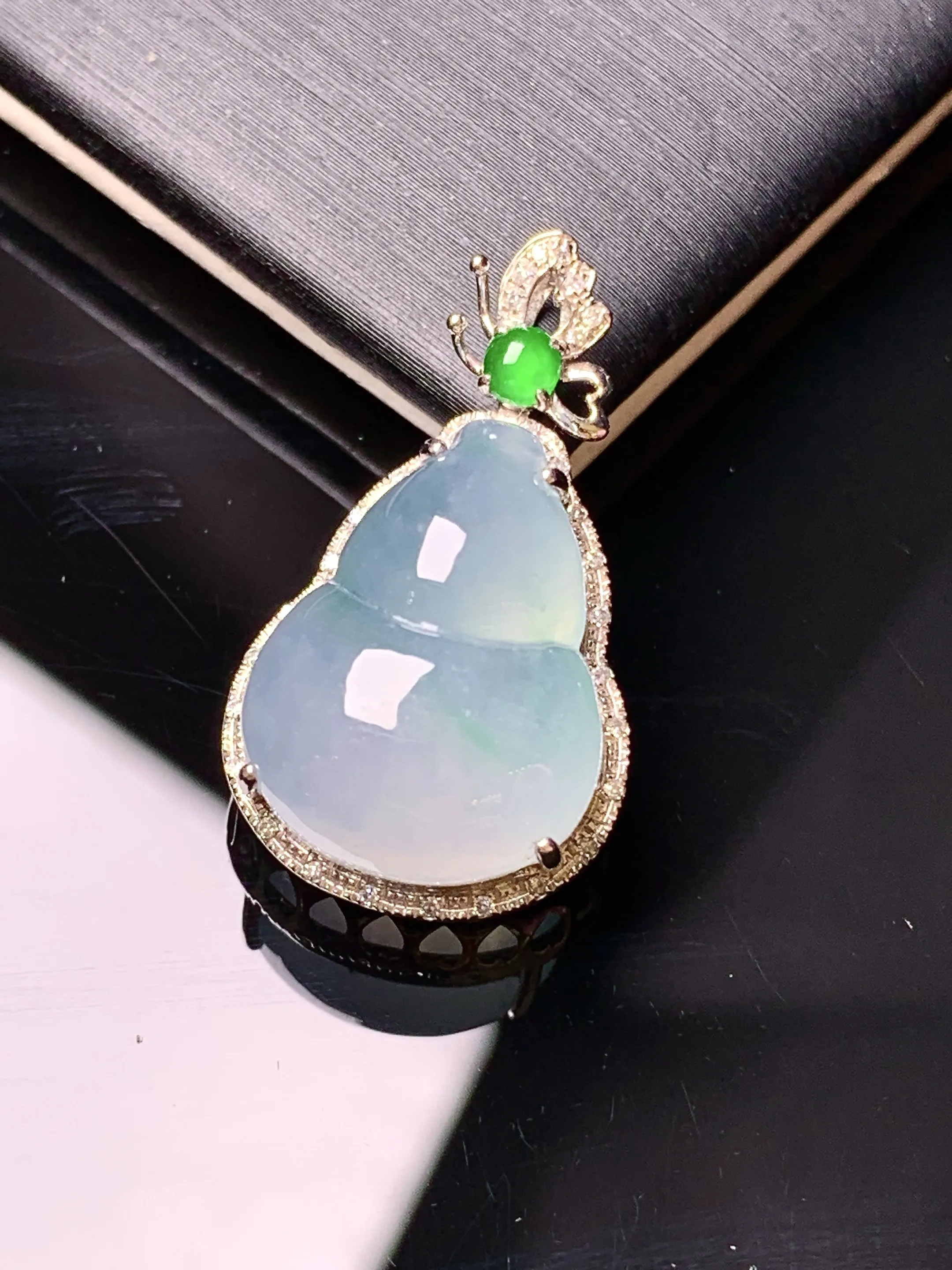 18k金钻镶嵌冰种葫芦吊坠 玉质细腻 色泽清新艳丽 整体尺寸26.2*15*9.8