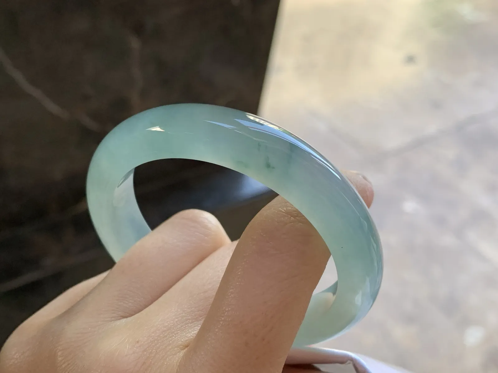 冰种飘花手镯
尺寸：52.8-11.7-8.4mm
种水好 底色浓郁漂亮