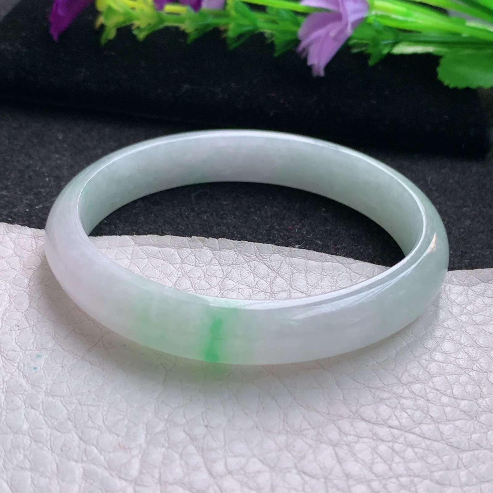 js实拍56*51*10.5*6贵妃镯 天然缅甸翡翠秀气飘绿椭形宽边玉手镯 玉手环