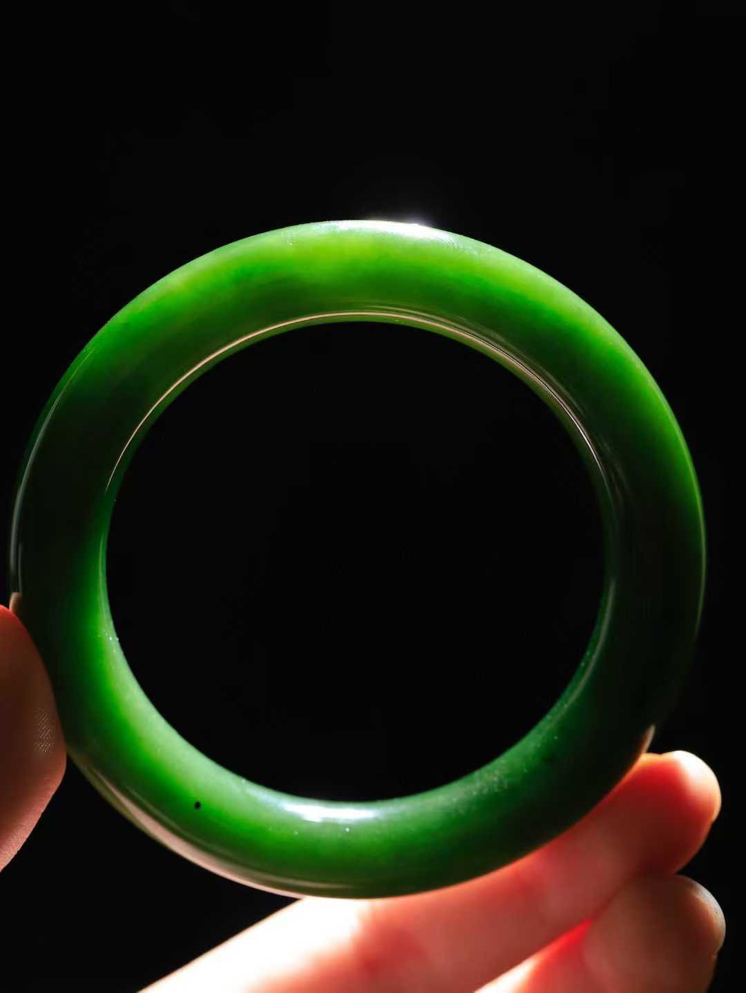 【温润如心.镯】

精品和田玉碧玉圆条手镯，精选上等碧玉料，色泽清透，质地细腻。佩戴它，感受千年玉文化的温润与优雅，愿它为您带来平安与幸福。重72.7克  尺寸58-11.7-11.7mm  10101211A