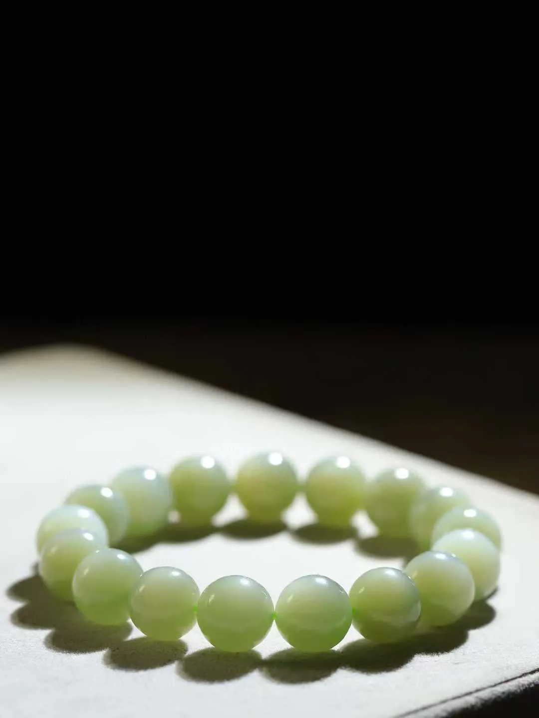 【珠圆玉润.手串】

精品️和田玉碧玉猫眼珠圆玉润手串 玉质温润细腻  整串打磨圆润，佩戴舒适。珠珠落玉盘，间关莺语花底滑，一生美好时光，无论身在何处，都有它相伴相守。事事顺遂，幸福美满，吉祥如意。重45克 尺寸取一12mm  FDA-22101233