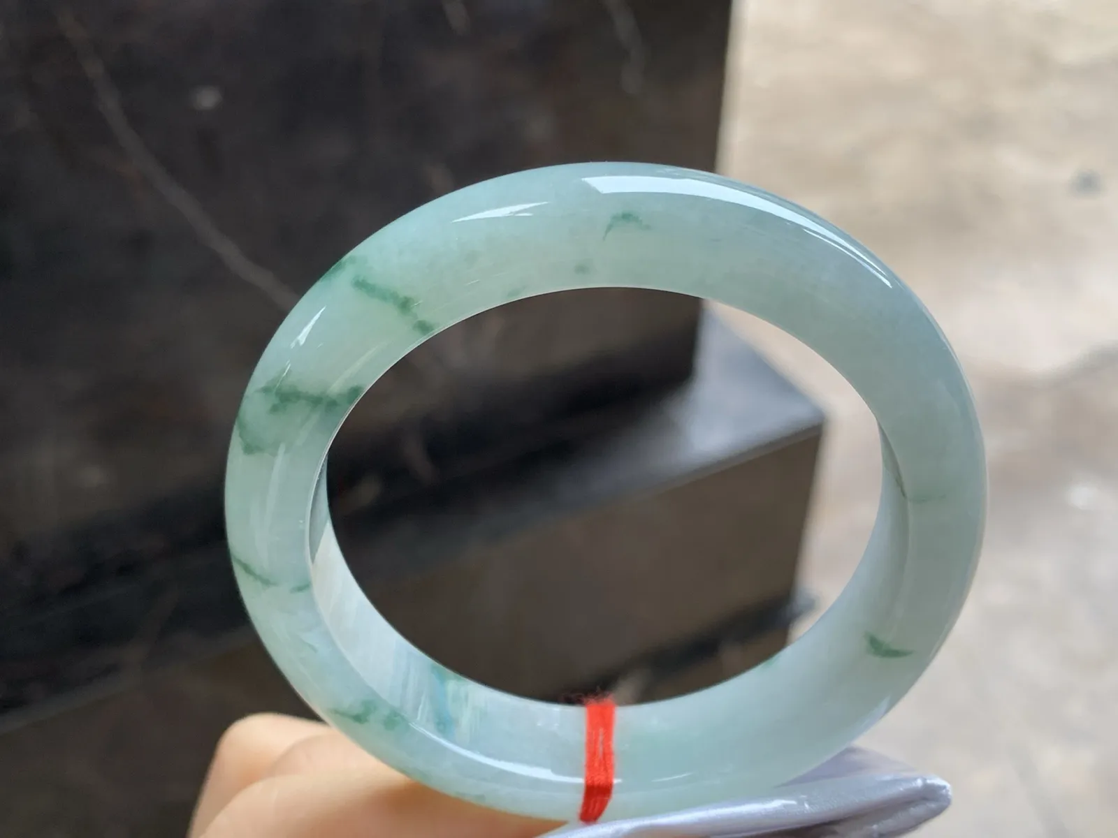 飘花手镯
尺寸：56.2-13-8.5
肉质细腻干净～飘花点缀，上手好看，