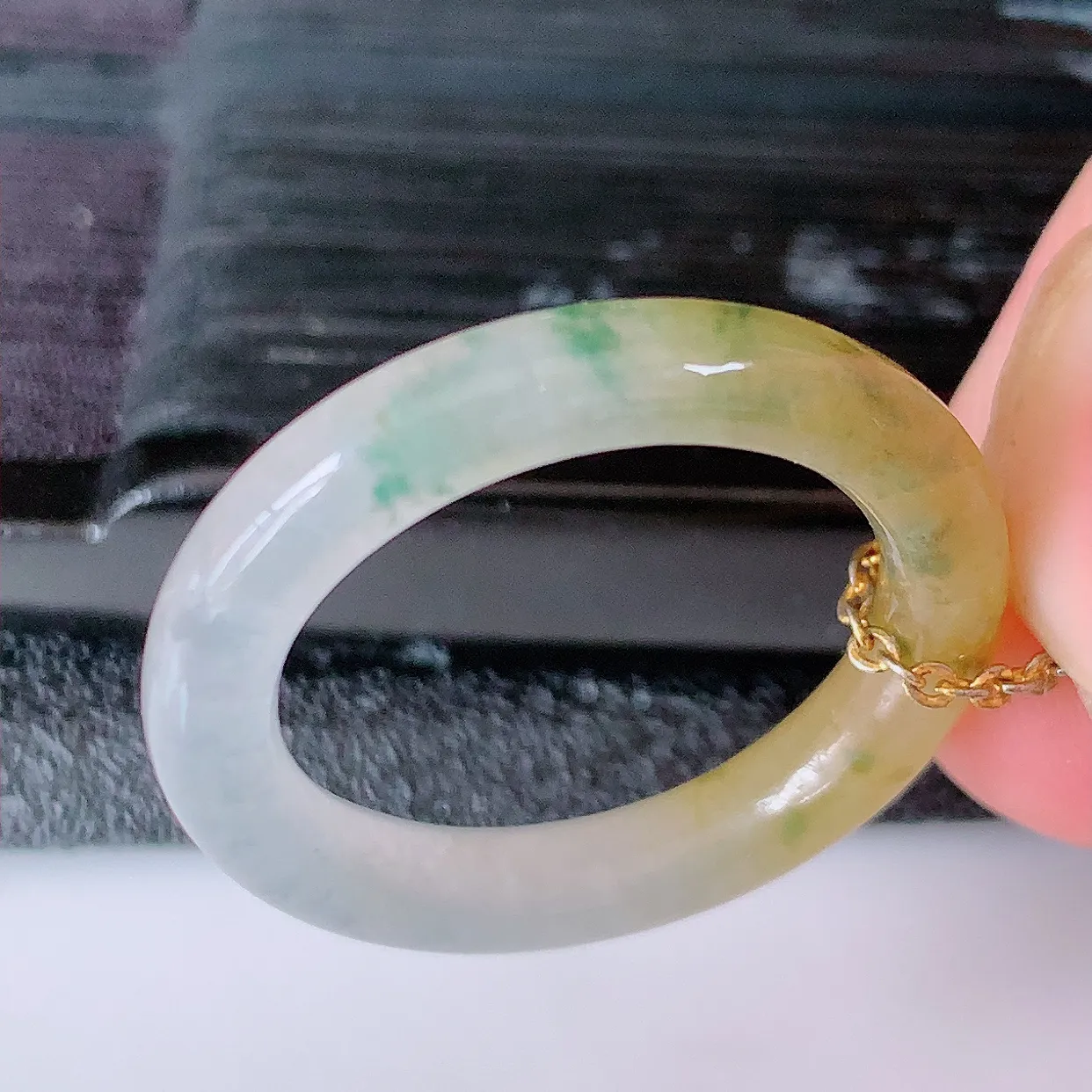 自然光实拍，冰种黄加绿翡翠指环，17mm内径翡翠指环，玉戒指，玉质莹润，好精美好冰润的指环，14圈口，上手纤巧！#1.16尺寸17-3.6*3.6