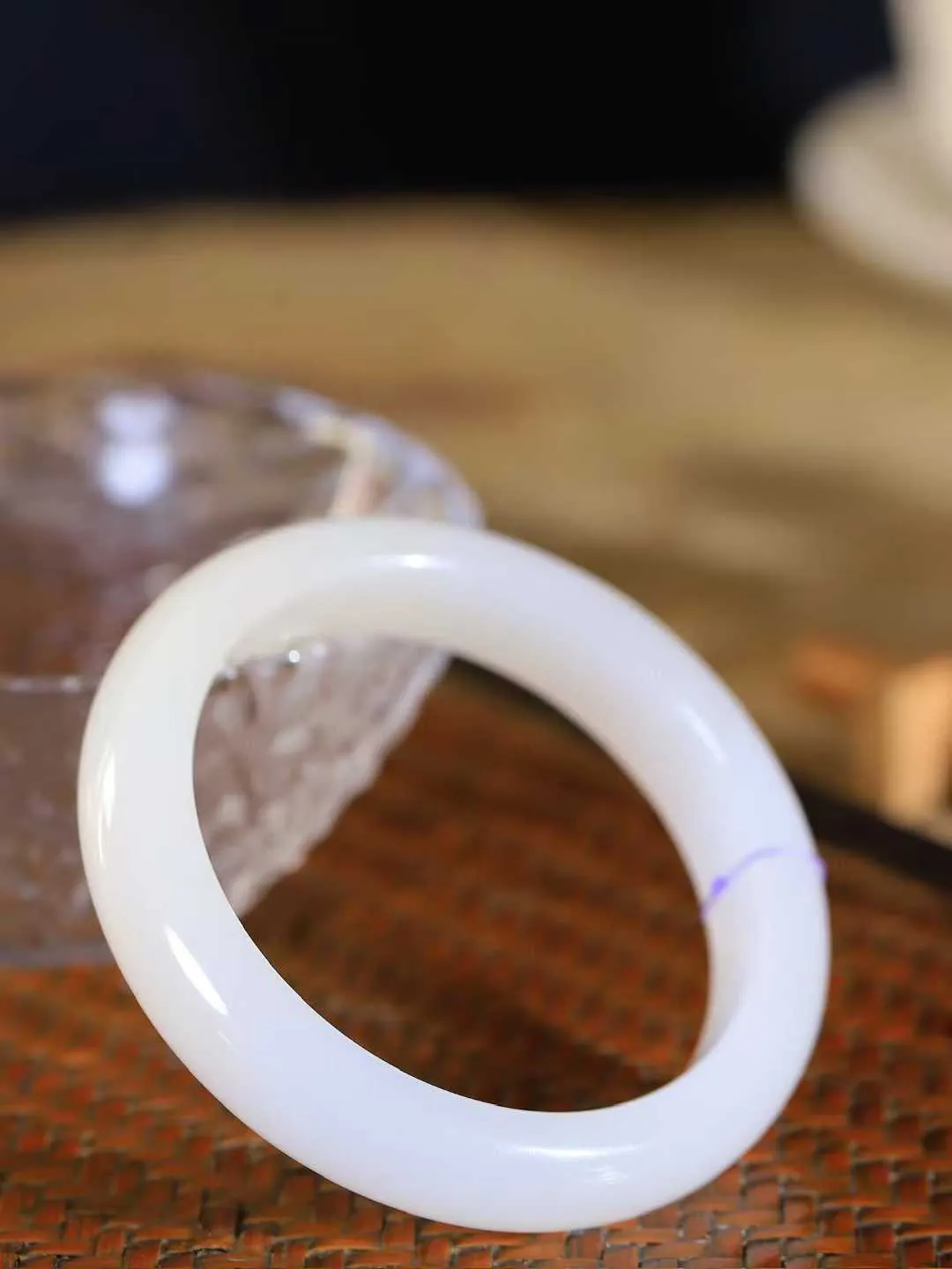 （一见倾心.手镯）

精品和田玉白玉双色手镯，玉质温润细腻 油性十足 手感舒适，高华雅逸，线条流畅，简约大气，美自天成，素雅高贵。佩戴于腕间，婉约之美，举手投足间透出那低调奢华。重47.3克  尺寸52-12.3-8mm  56101236A