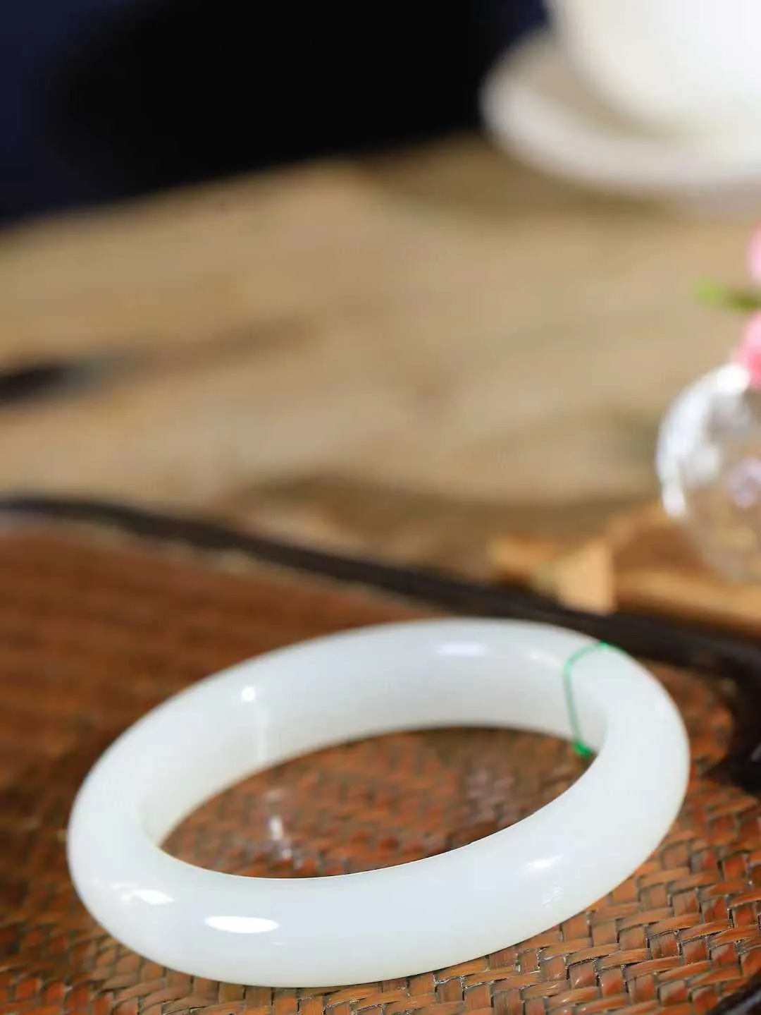 【婉约佳人.手镯】

精品和田玉白玉手镯 玉质温润细腻 油性十足 手感舒适，高华雅逸，线条流畅，简约大气，美自天成，素雅高贵。佩戴于腕间，婉约之美，举手投足间透出那份低调奢华。重55克 内径55.5mm  尺寸12.3-8.7mm   FDA-66151233