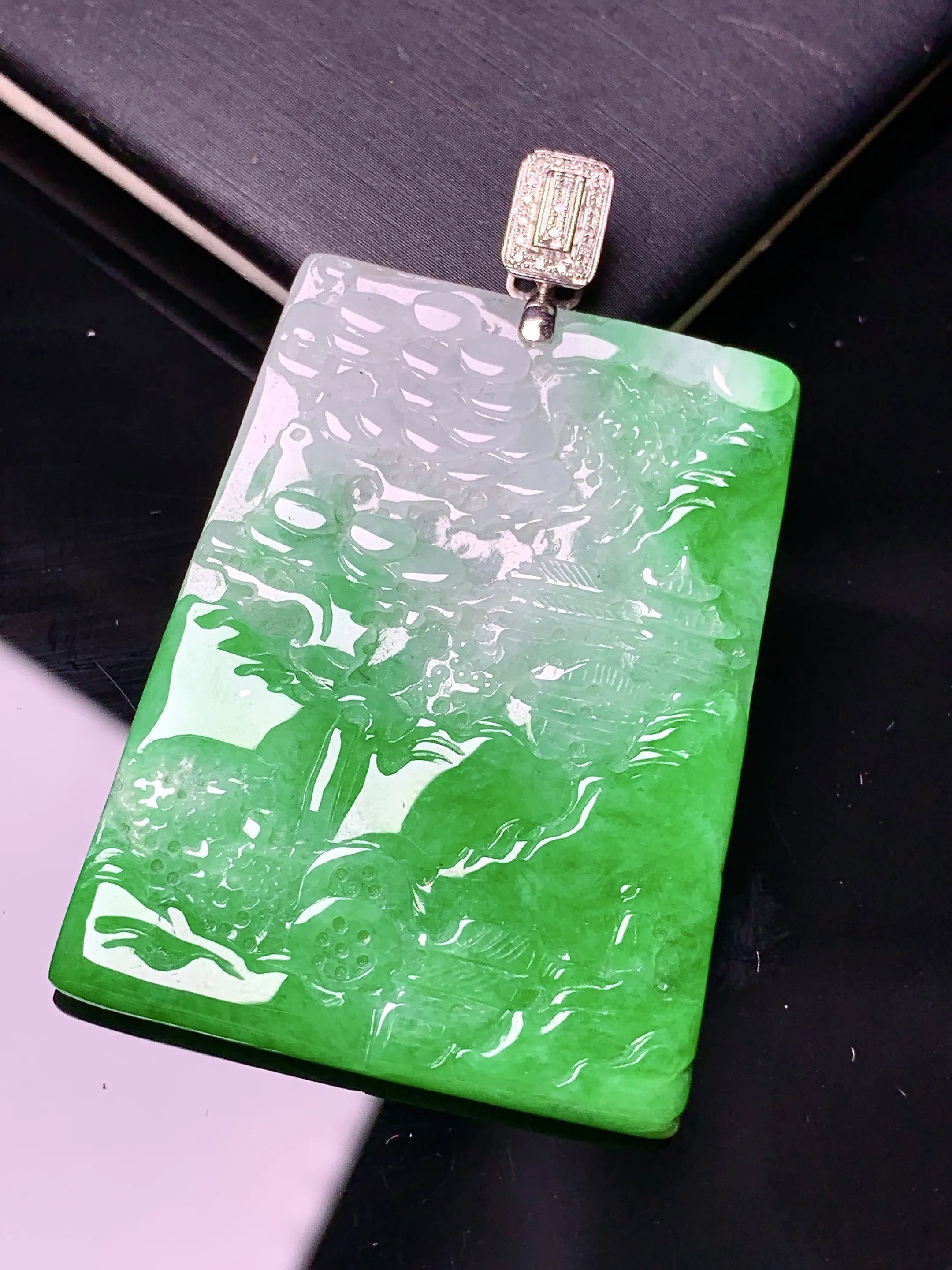 18k金钻镶嵌翠绿山水牌吊坠 玉质细腻 色泽清新艳丽 整体尺寸50.8*31.6*3.2