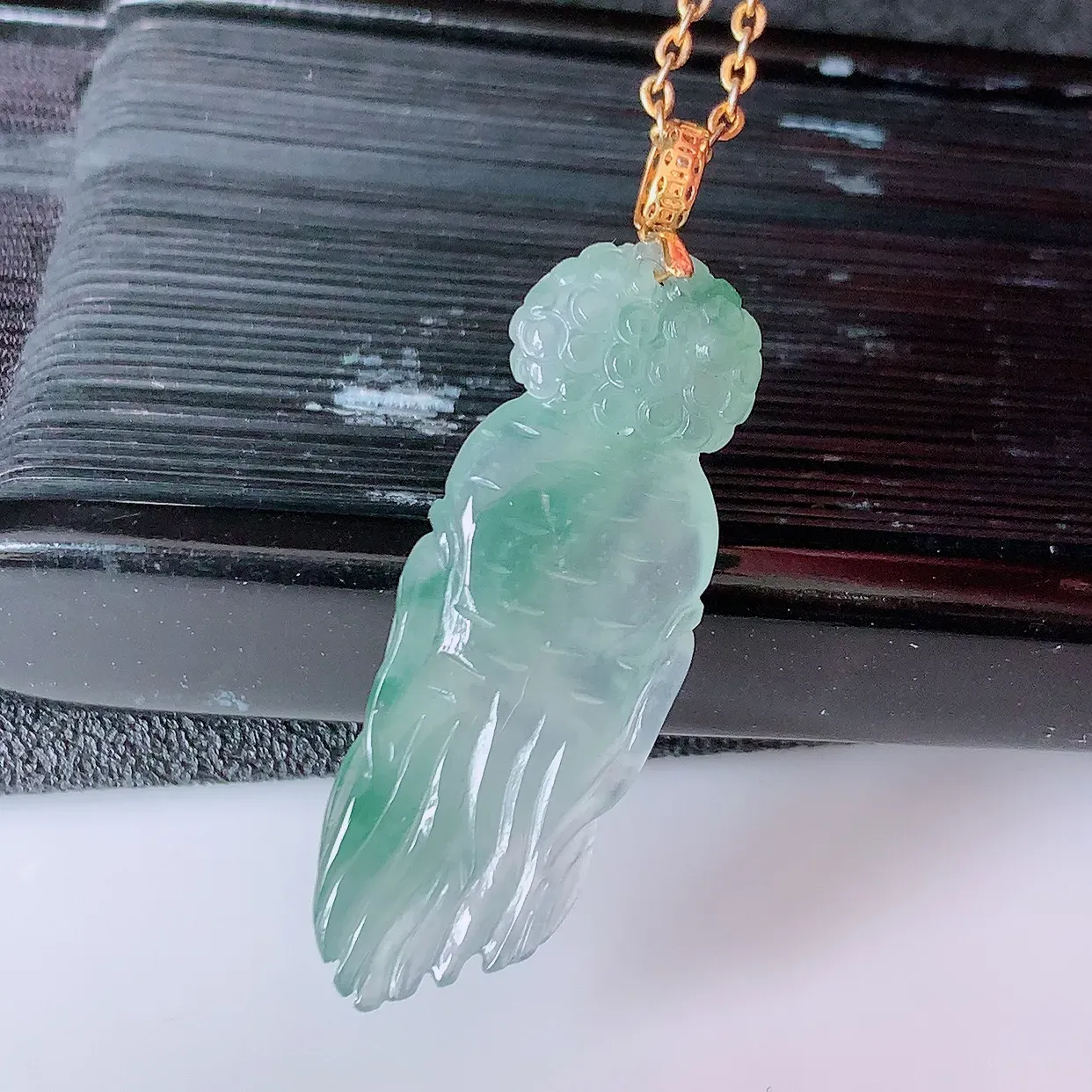 18k金镶嵌冰种飘花翡翠人参吊坠，人生如意，款式新颖，佩戴效果时尚出众，尽显气质，水润精细，美感十足。#1.16