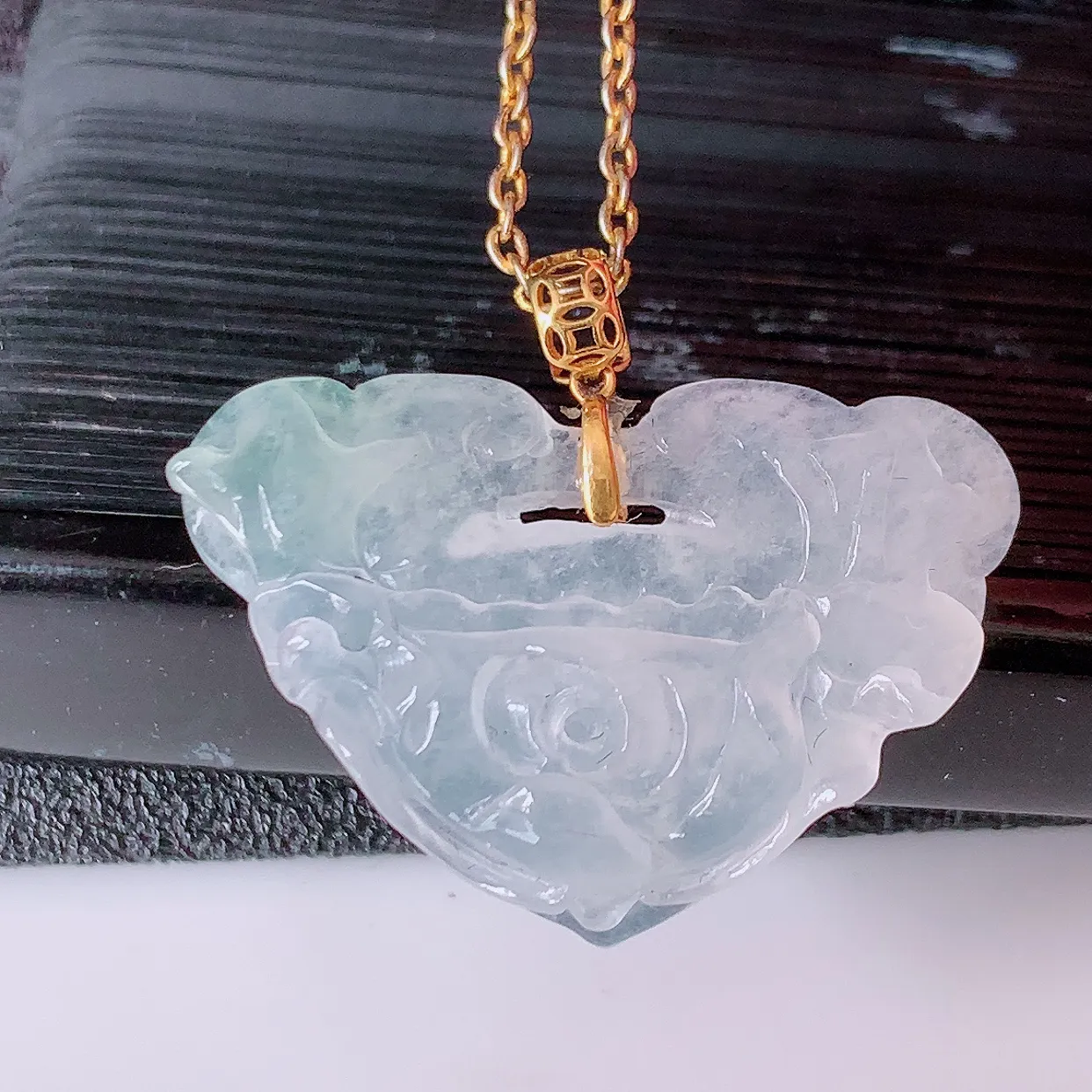 18k金镶嵌冰种翡翠花开富贵吊坠，款式新颖，佩戴效果时尚出众，尽显气质，水润精细，美感十足。#1.1