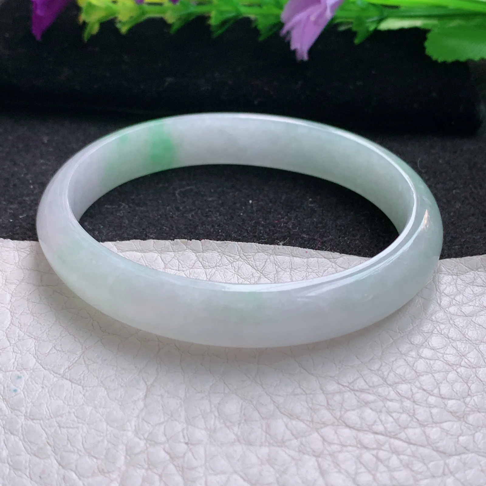 js实拍56*51*10.5*6贵妃镯 天然缅甸翡翠秀气飘绿椭形宽边玉手镯 玉手环