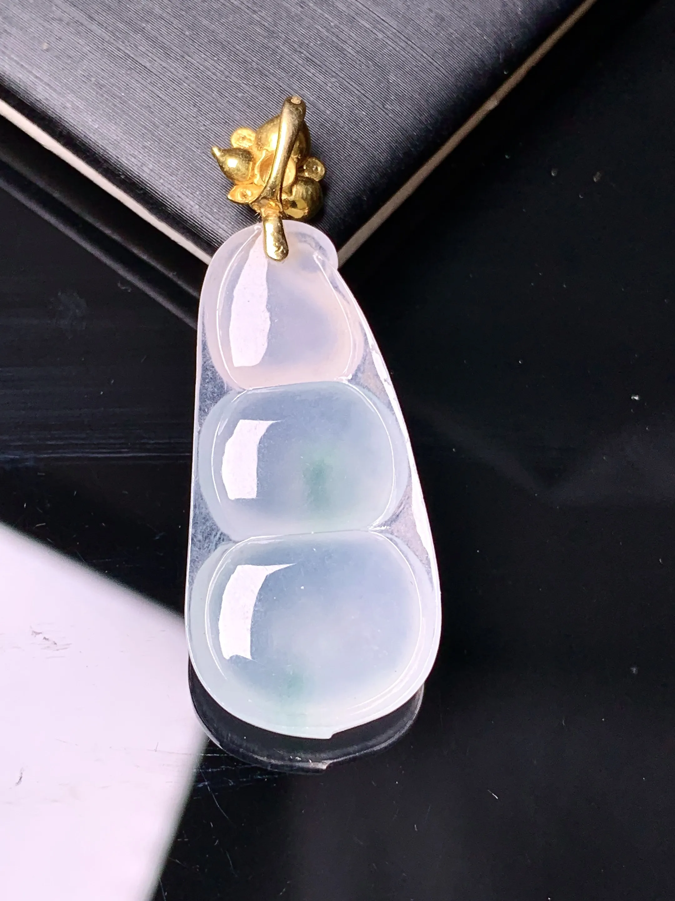 18k金镶嵌冰种四季豆吊坠 玉质细腻 色泽清新艳丽 整体尺寸40.2*15*5