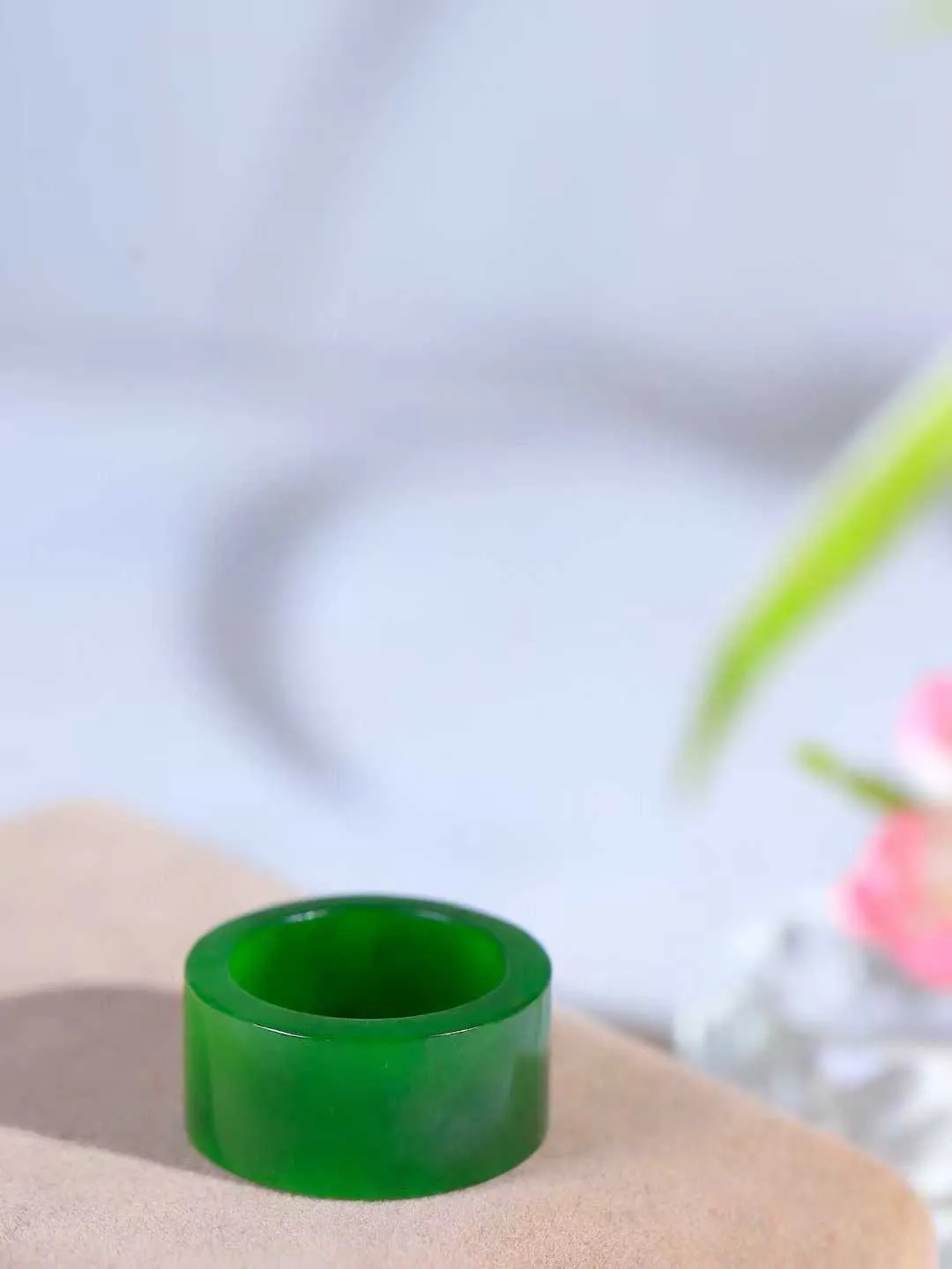 【古韵·扳指】

精品和田玉碧玉扳指，玉质温润，油润感十足， 整器古韵生辉。优雅高贵。运筹帷幄