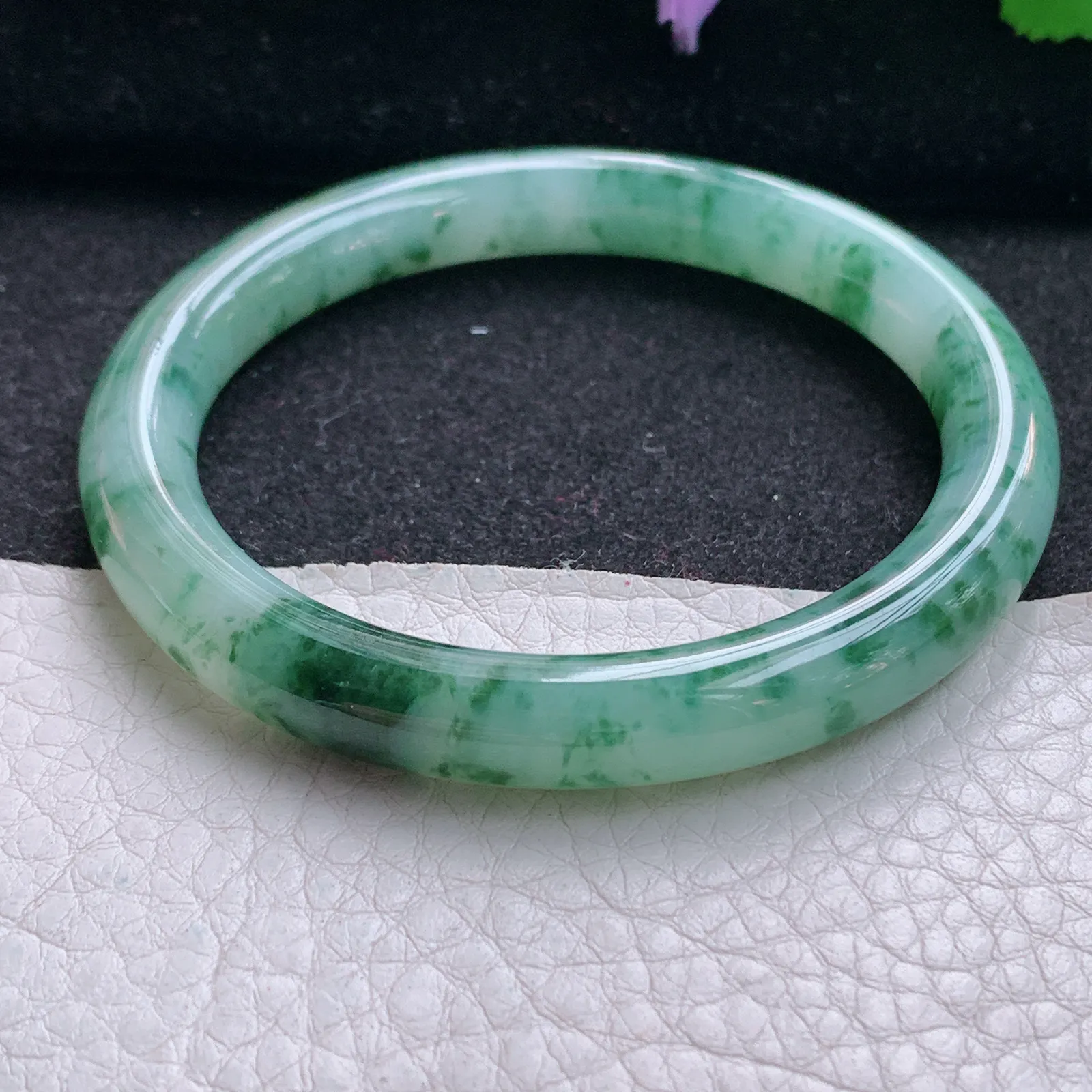 xh实拍54*8.6美人镯 天然缅甸翡翠冰飘花秀气圆条玉手镯 玉手环