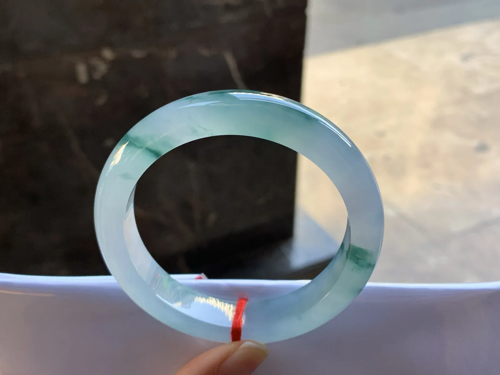 冰蓝花手镯
尺寸：56-12-8.6mm
种老肉细 飘花点缀