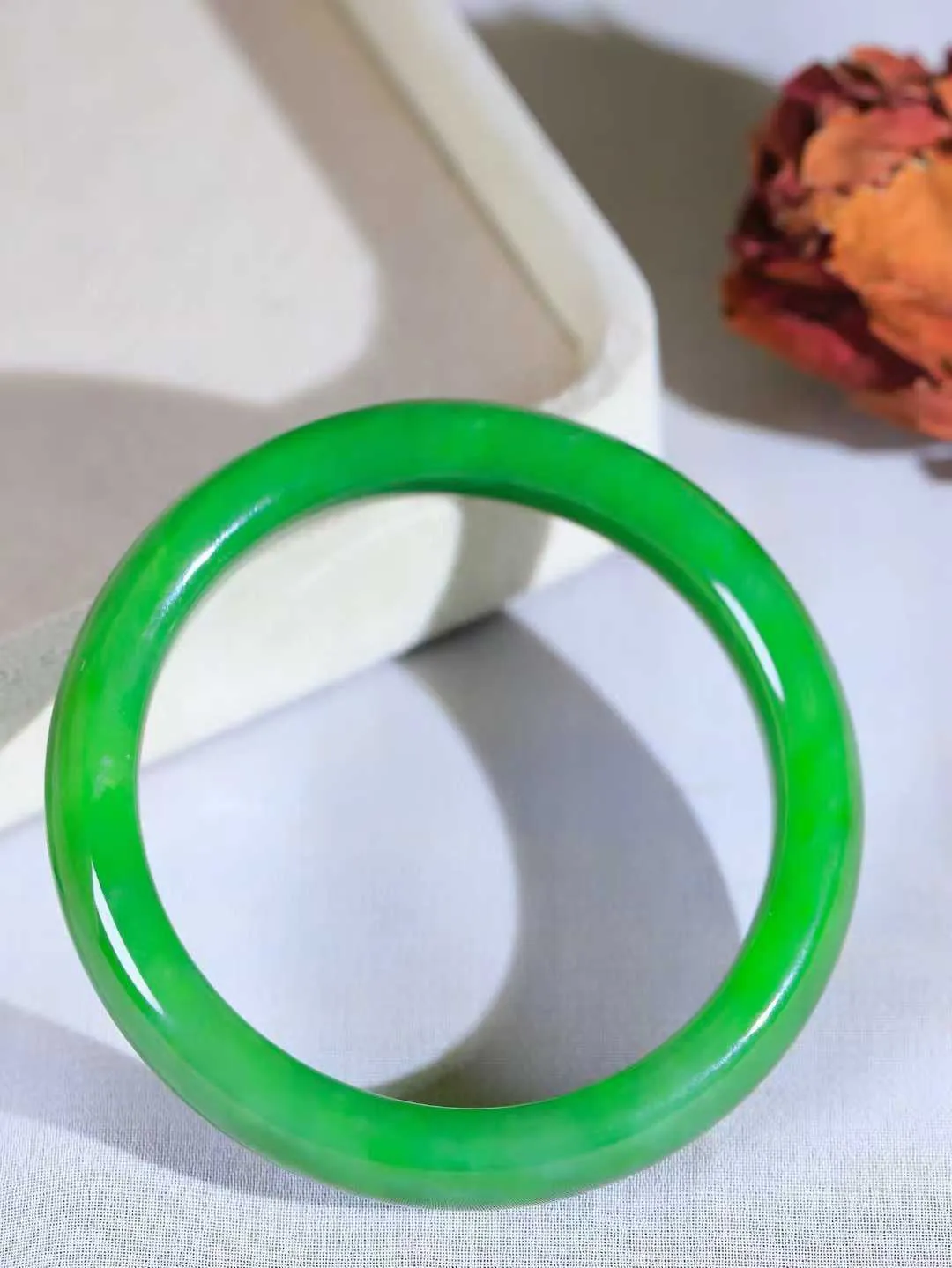 【碧波流转·手镯】

精品和田玉碧玉手镯，玉质细腻温润，手感舒适，️线条流畅，简约大气，美自天成，佩戴于腕间，婉约之美，举手投足间透出那份低调奢华，醉人心扉。
重38.6克 内径圈口52mm尺寸10.7-7.5mm  FDA-13151208