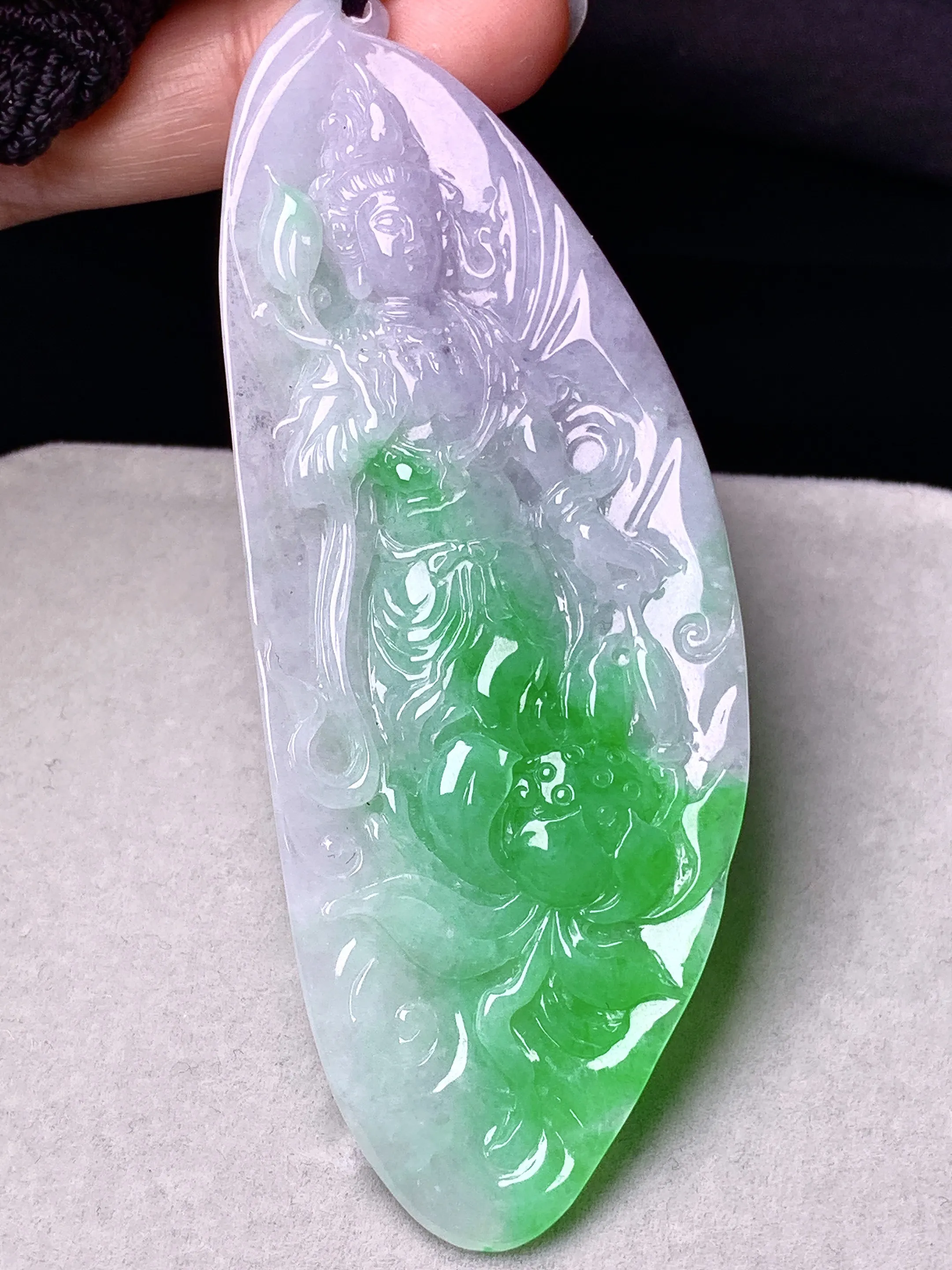 飘绿度母观音菩萨吊坠 玉质细腻 色泽清新艳丽 整体尺寸85.6*33*7.8