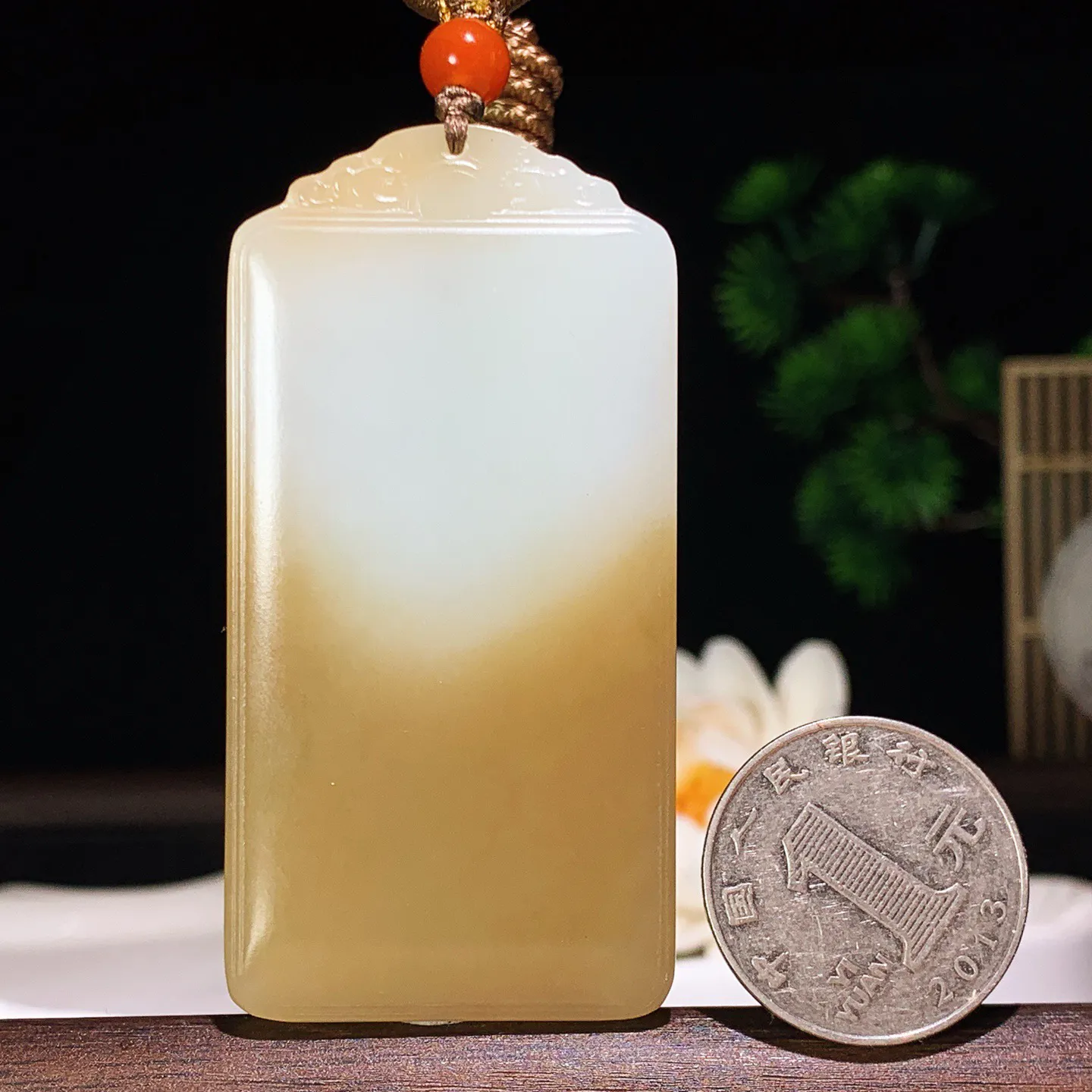 新疆和田玉且末糖平安无事牌挂件 尺寸68/34/8重53.5克 玉质细腻油润 底色纯净 脂粉好，品质好！lt260118