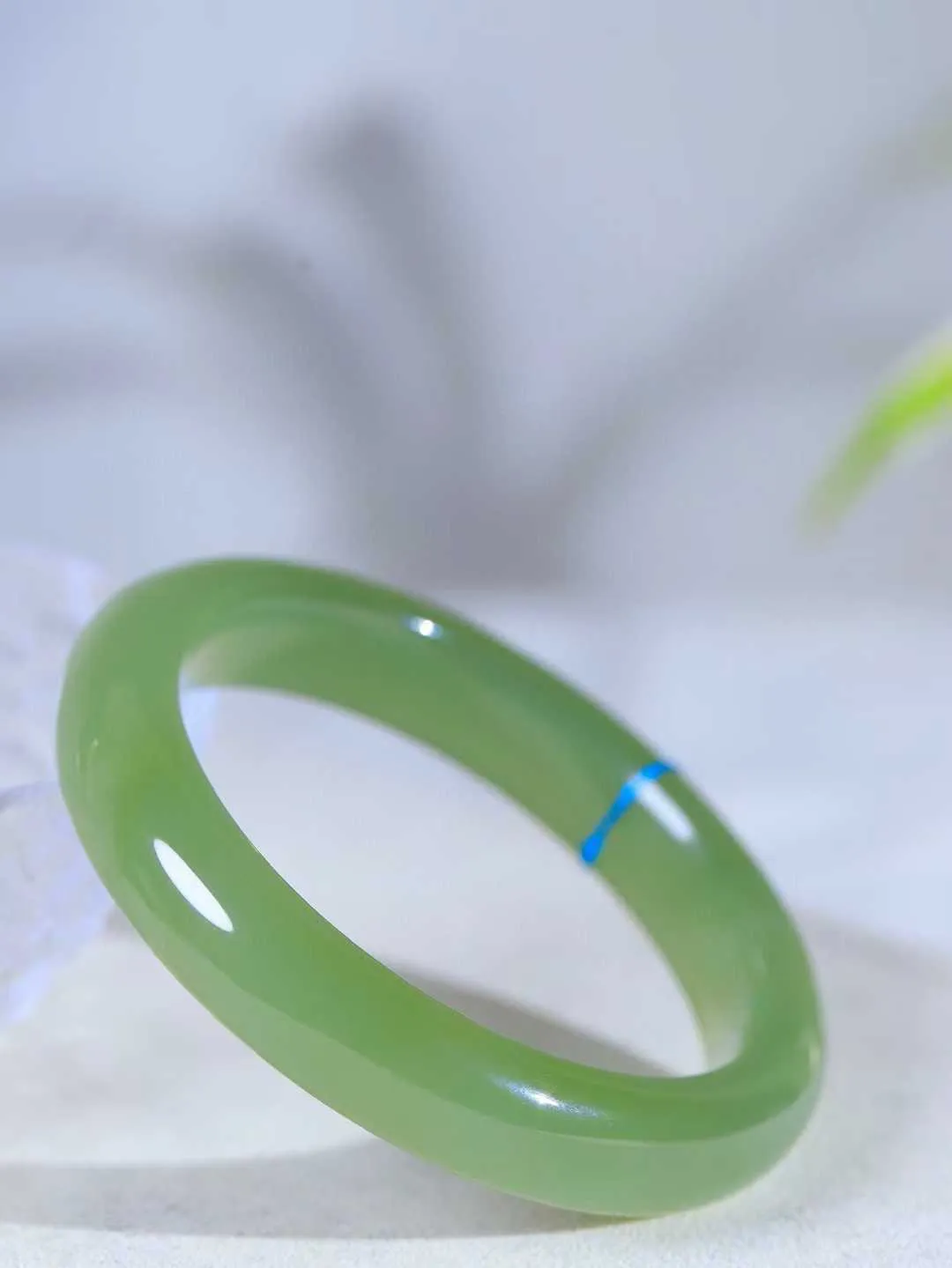 （温柔雅致.手镯）

精品️和田玉冰底湖水绿手镯。镯型饱满，温润细腻，脂润沁香。️执一卷书，沏一盏茶，着一袭裙，戴一只镯。淡淡浅笺，素心若兰，静赏玉中诗画。悠悠岁月，芊手轻摘，盛满诗样芳华。重56.8克   尺寸56.5-12.2-9mm    FDA-66171233