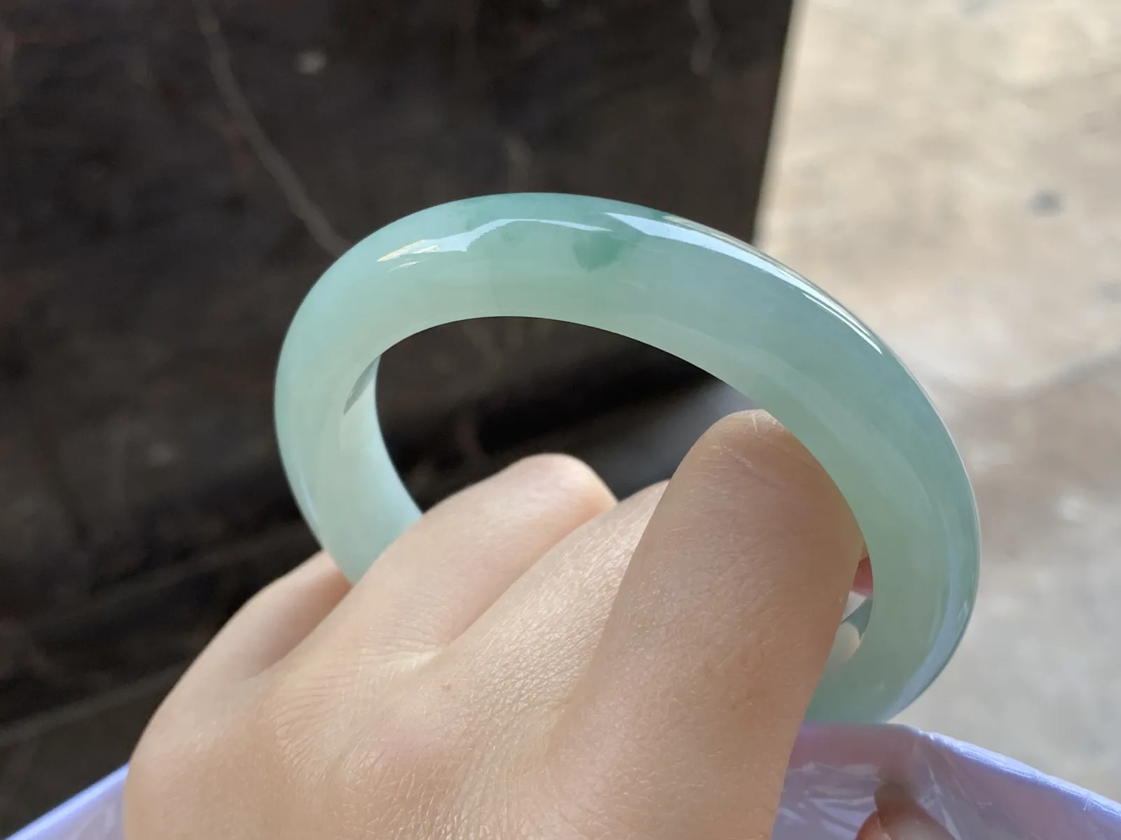 飘花手镯
尺寸：56.2-10.8-8.9
底子细腻干净～