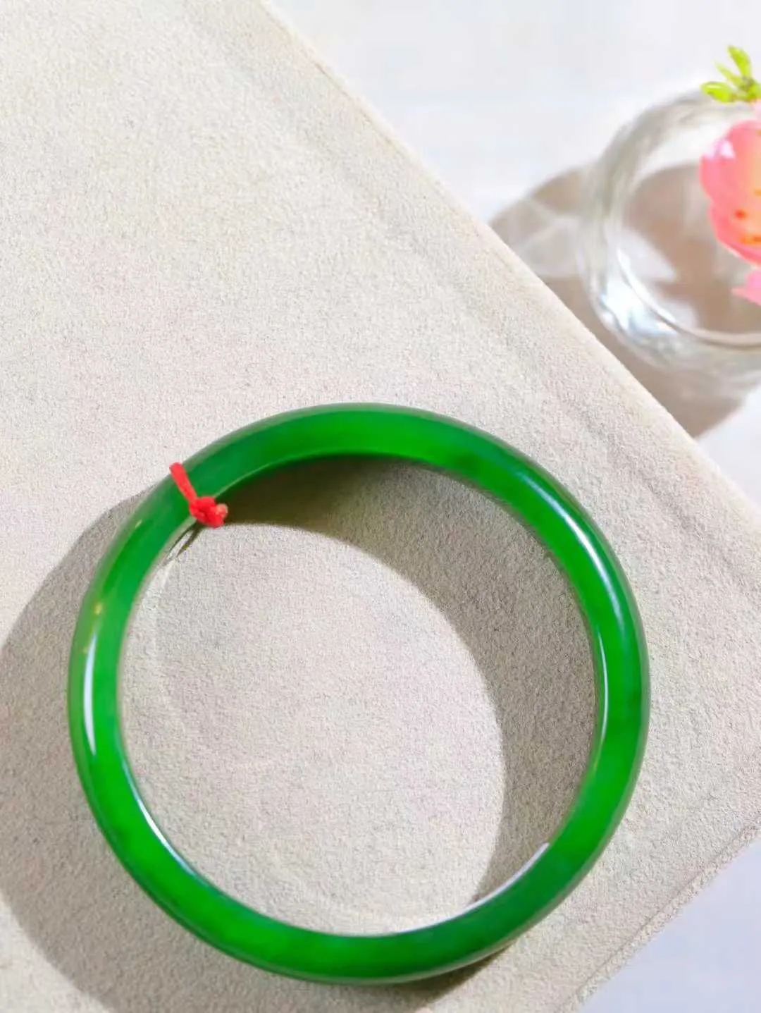 【温润如心.镯】

收藏级臻品和田玉碧玉手镯，精选上等碧玉料，色泽清透，质地细腻。佩戴它，感受千年玉文化的温润与优雅，愿它为您带来平安与幸福。重35.2克  尺寸58-10.5-6.6mm  10101211A