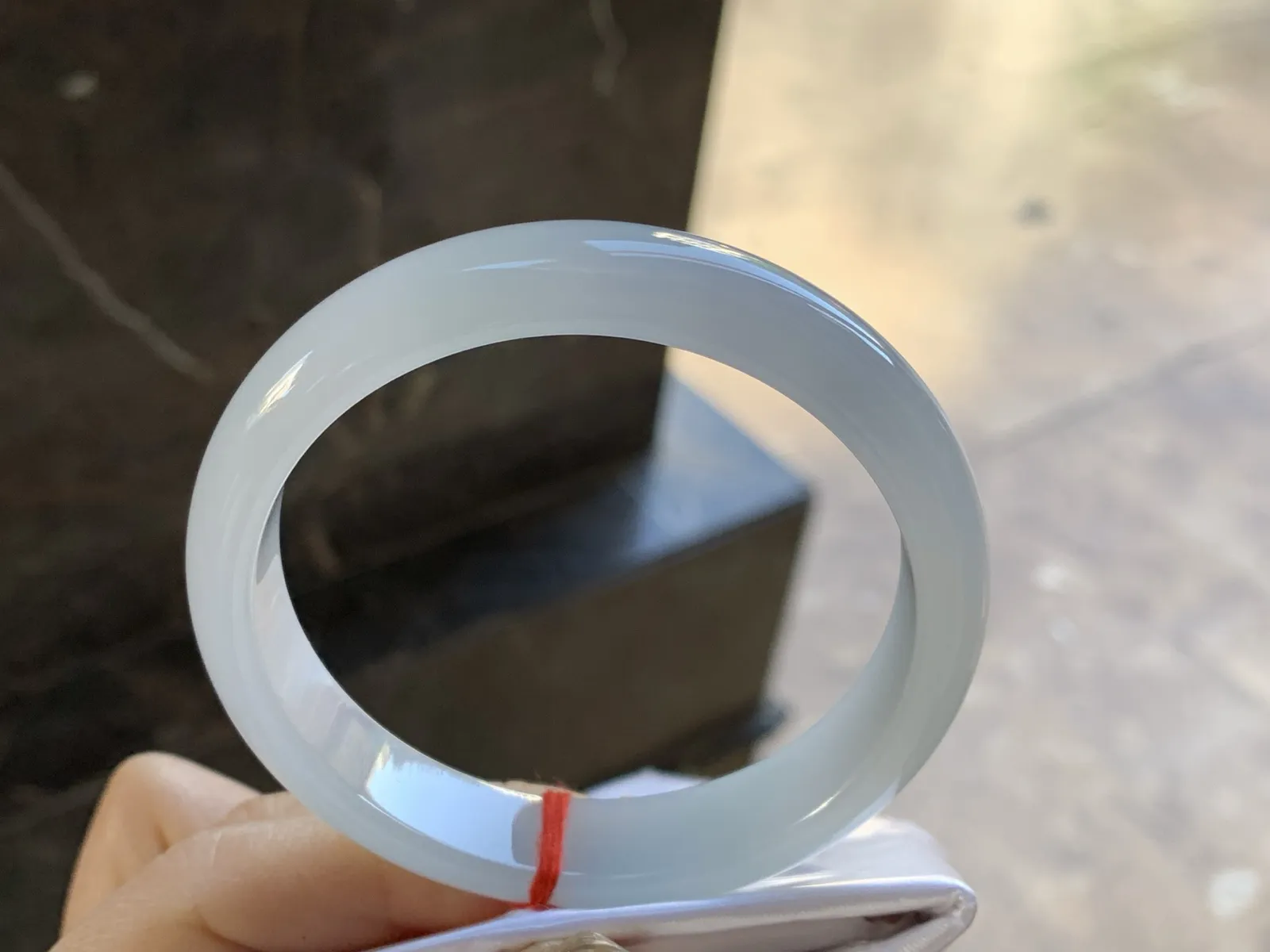 细糯手镯
尺寸：57.5-12.8-7.2mm
底子细腻有种水 小清新