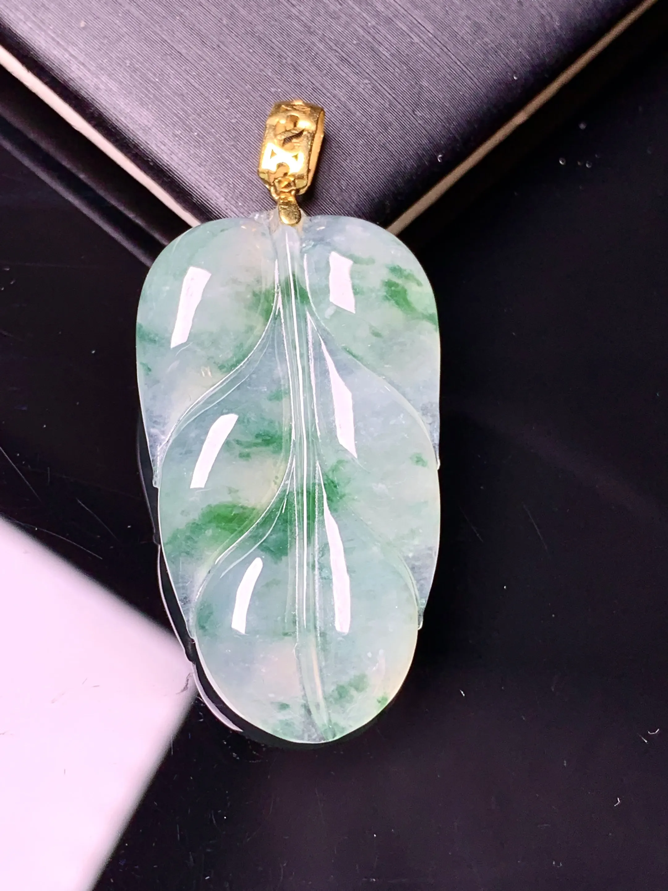 18k金镶嵌冰种飘绿树叶吊坠 玉质细腻 色泽清新艳丽 整体尺寸42*19.2*4.5