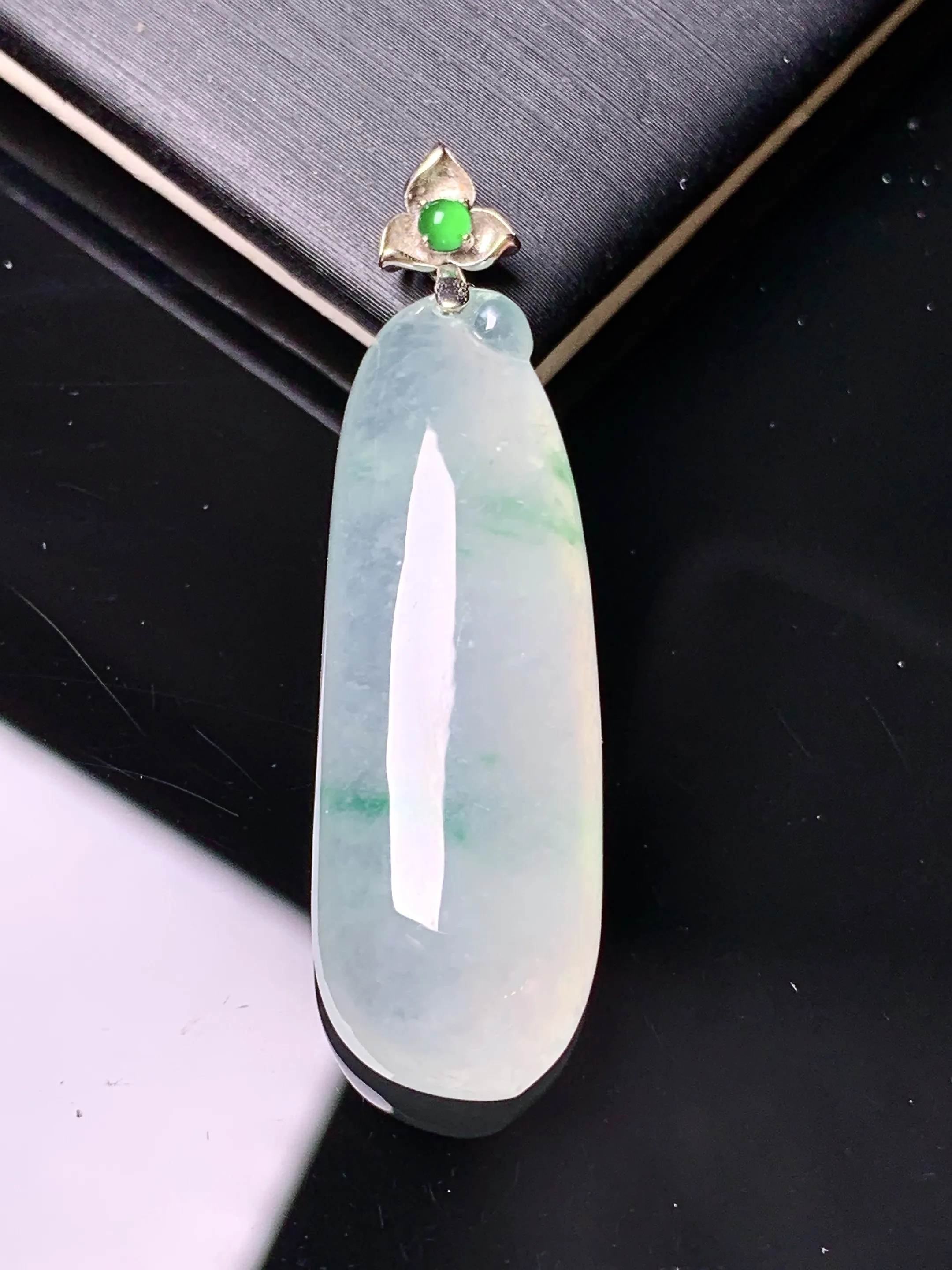 18k金镶嵌冰种福瓜吊坠 玉质细腻 色泽清新艳丽 整体尺寸40*11.5*7.6