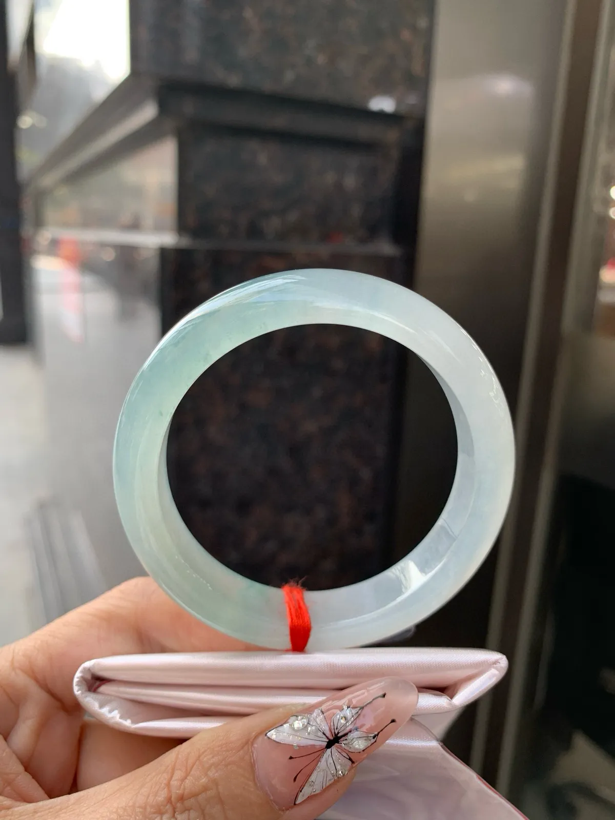 冰蓝正圈
54.1-7.8-12.8
打灯多处细纹，底妆冰润细腻，千变万化的冰晴蓝底色，拥有海的颜色，却散发着星空的光芒，这是一只来自冰川蓝的清冷气质仙女镯