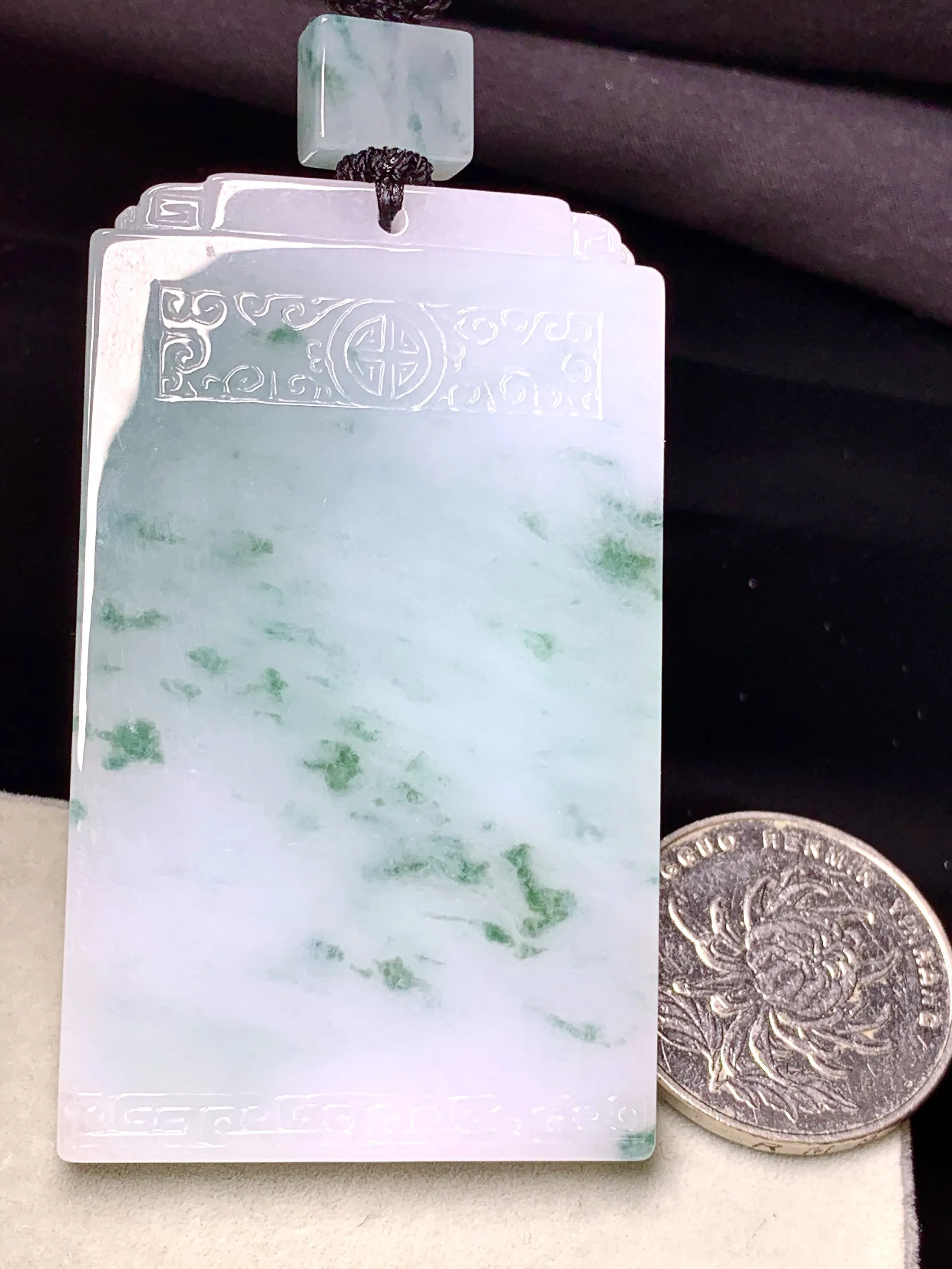 飘花无事牌吊坠 玉质细腻 色泽清新艳丽 整体尺寸63.3*37.5*5.6