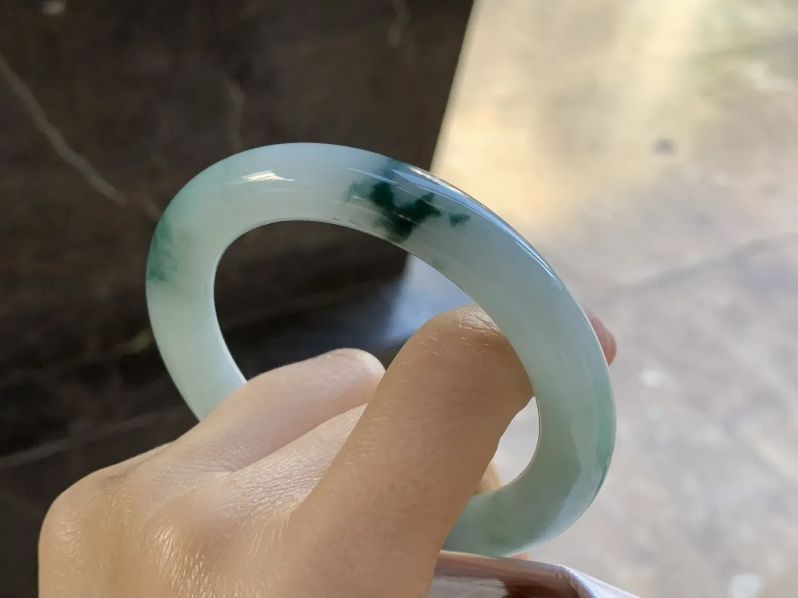 飘花圆条手镯
尺寸：55.2-10.1mm
底子细腻干净 小清新