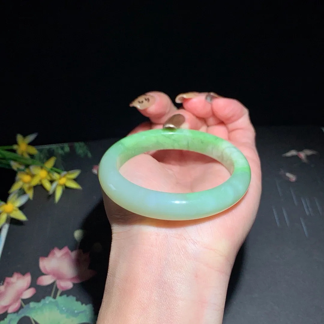 和田玉52.5圈口翠青手镯！玉质细腻油润 底色纯净 无裂无黑 脂粉好，品质高