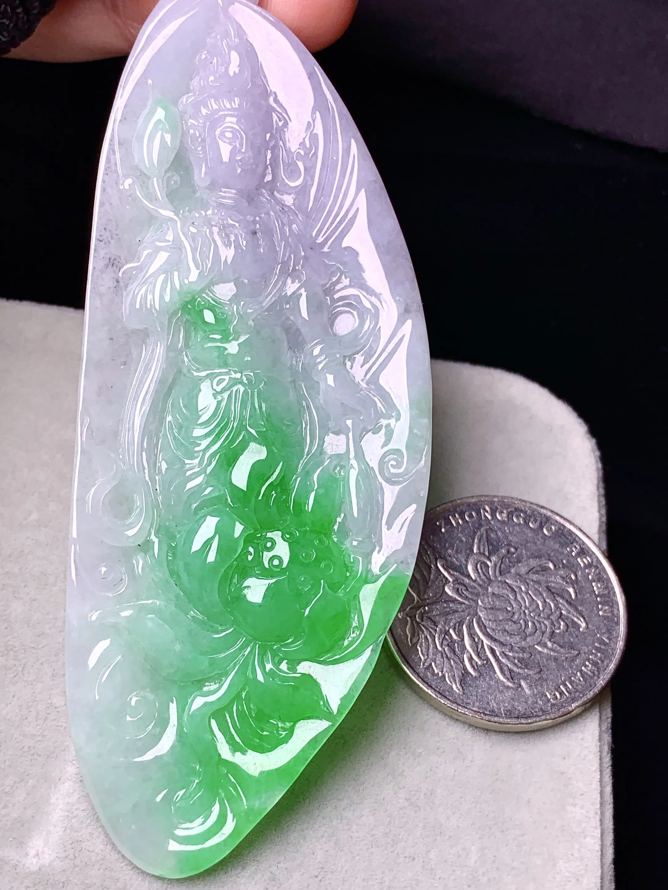 飘绿度母观音菩萨吊坠 玉质细腻 色泽清新艳丽 整体尺寸85.6*33*7.8