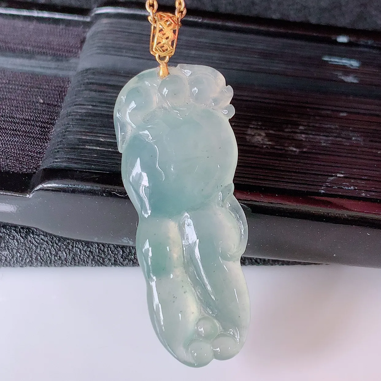 18k金镶嵌冰种翡翠人参吊坠，人生如意，款式新颖，佩戴效果时尚出众，尽显气质，水润精细，美感十足。#1.16